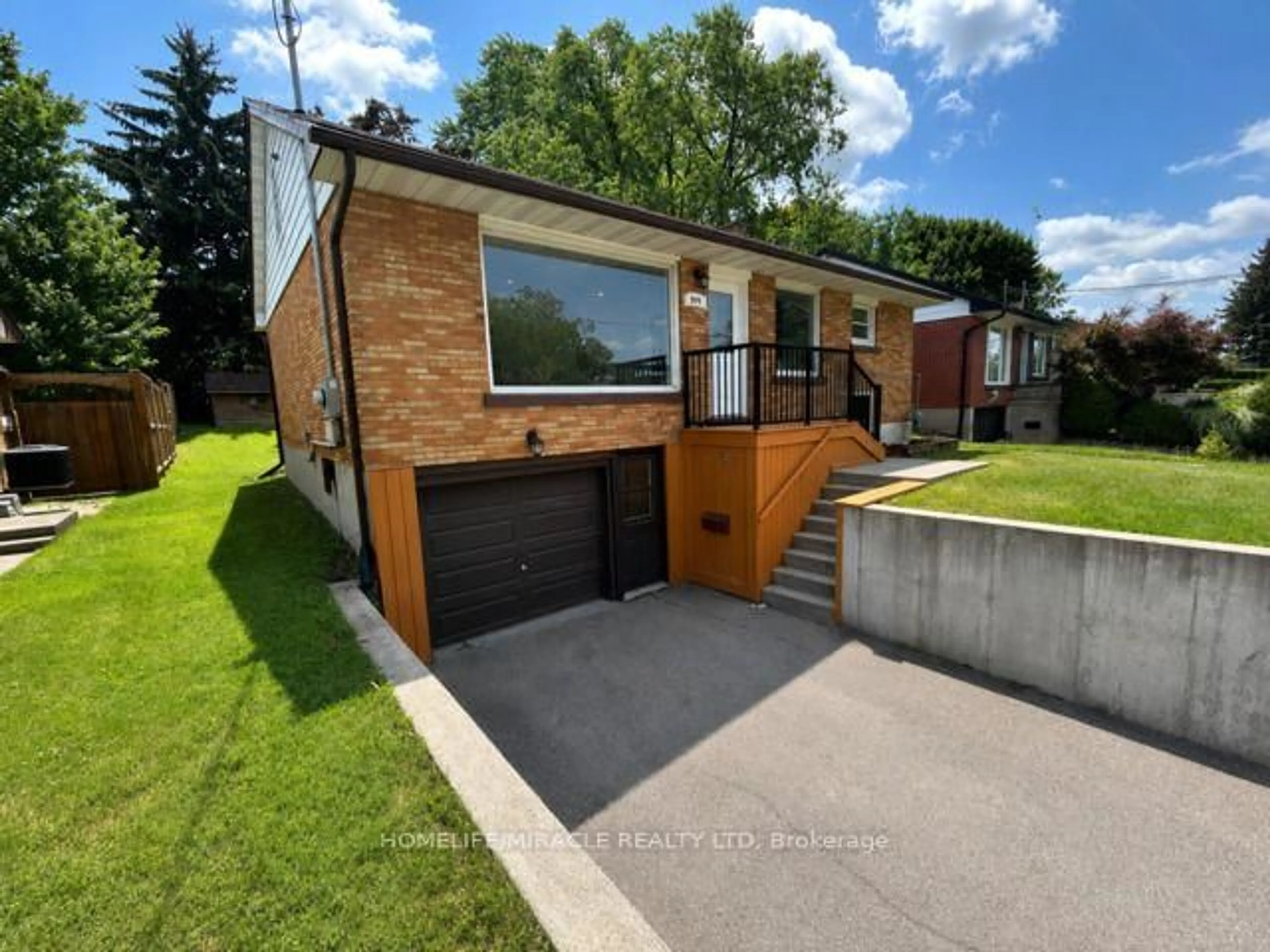 A pic from outside/outdoor area/front of a property/back of a property/a pic from drone, street for 199 Allen St, Waterloo Ontario N2J 1J9