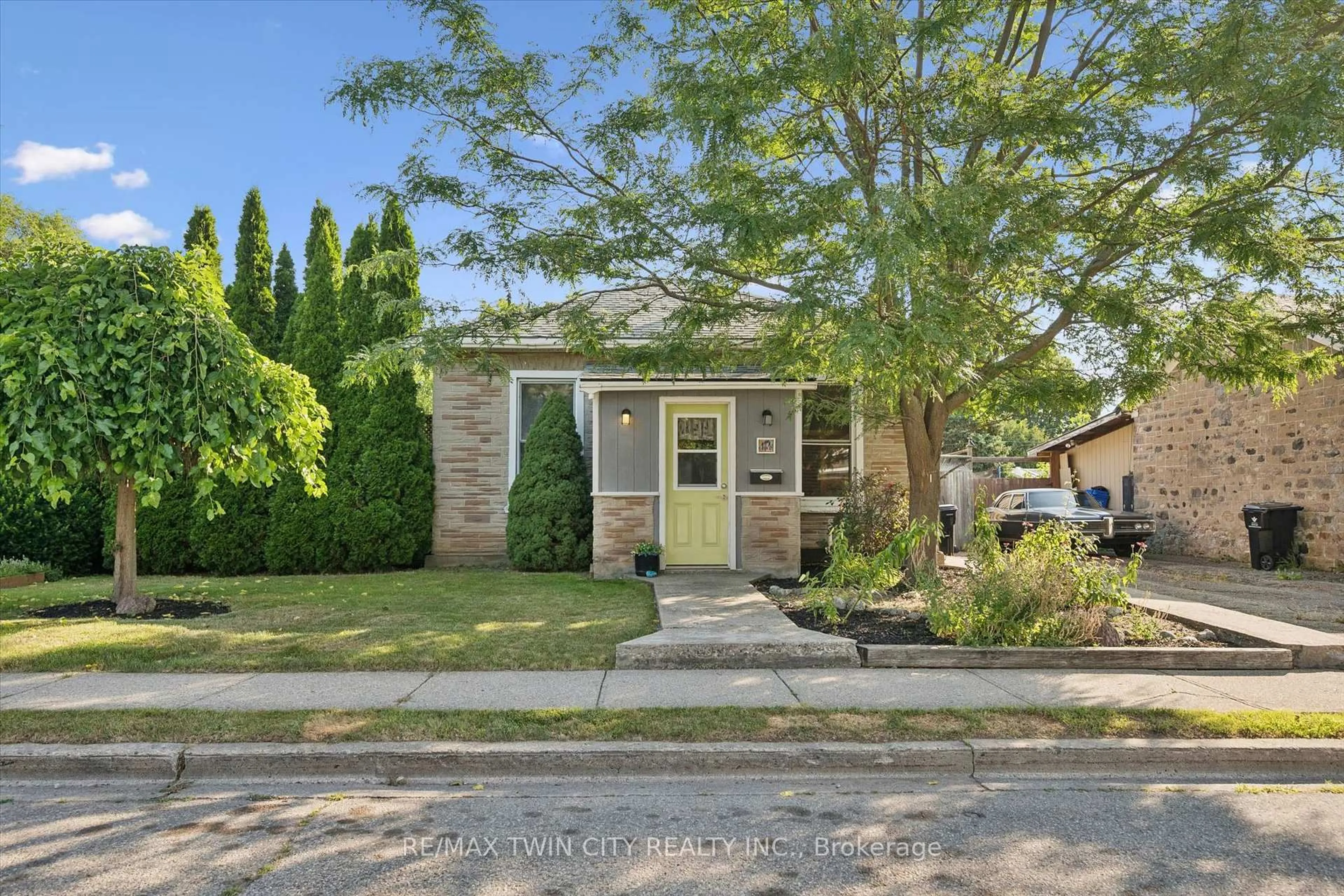 Home with brick exterior material, street for 11 Brook St, Cambridge Ontario N1R 4B9