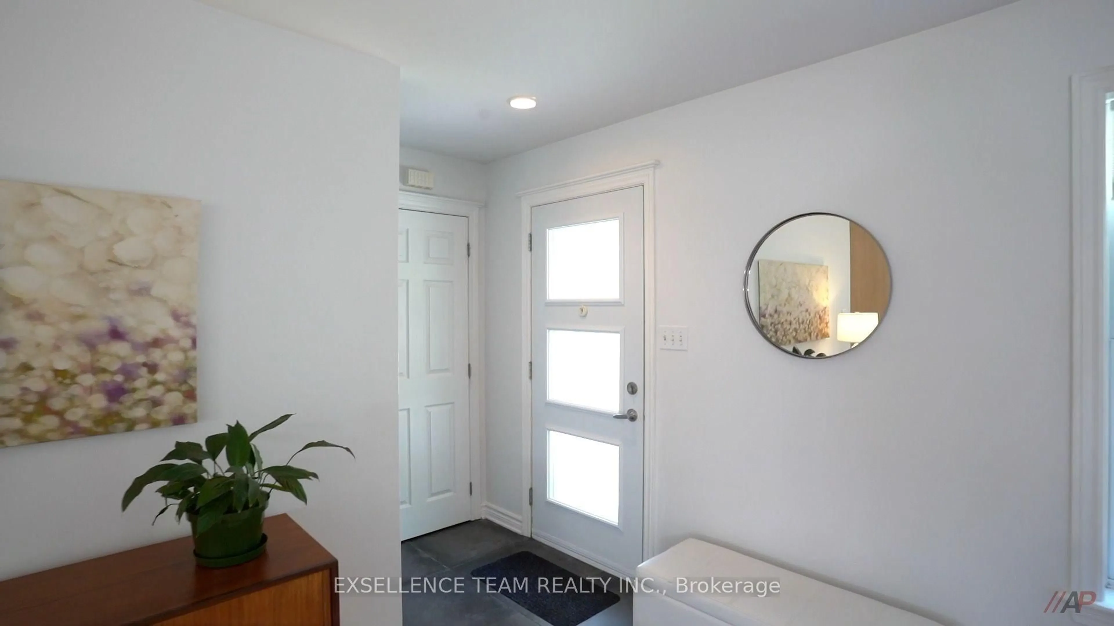 Indoor entryway for 16 Monk St, South Glengarry Ontario K0C 1N0