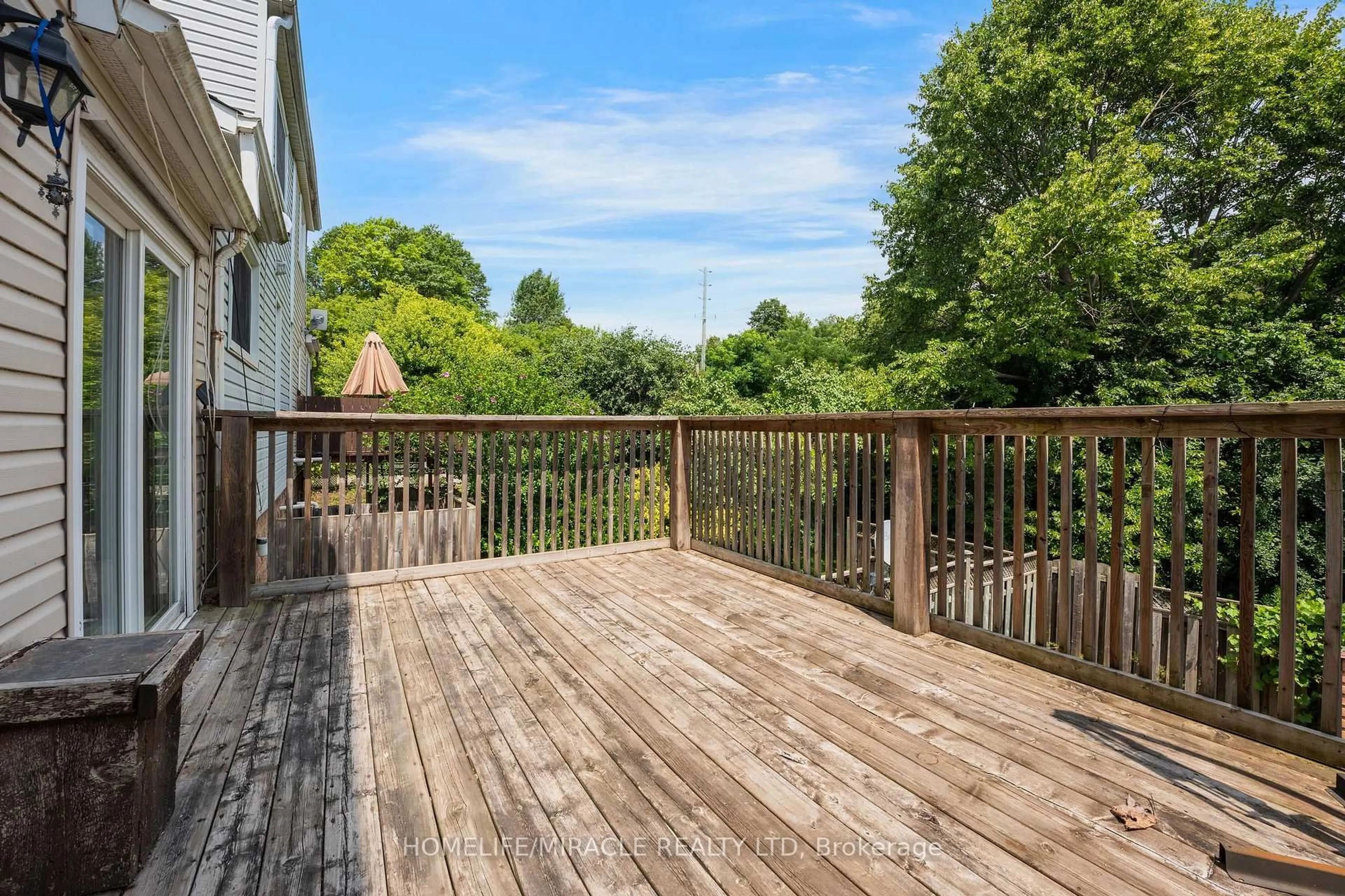 A pic from outside/outdoor area/front of a property/back of a property/a pic from drone, unknown for 76 Frobisher Crt, Cambridge Ontario N1R 6Z5