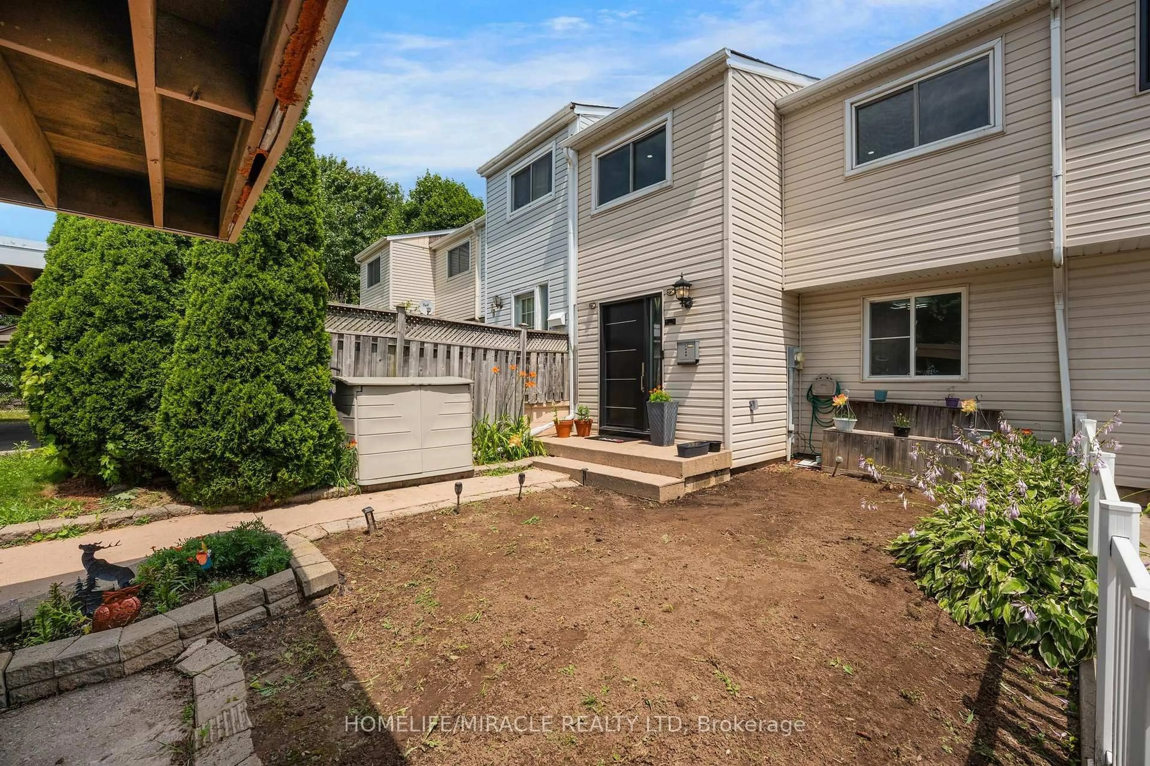 A pic from outside/outdoor area/front of a property/back of a property/a pic from drone, street for 76 Frobisher Crt, Cambridge Ontario N1R 6Z5