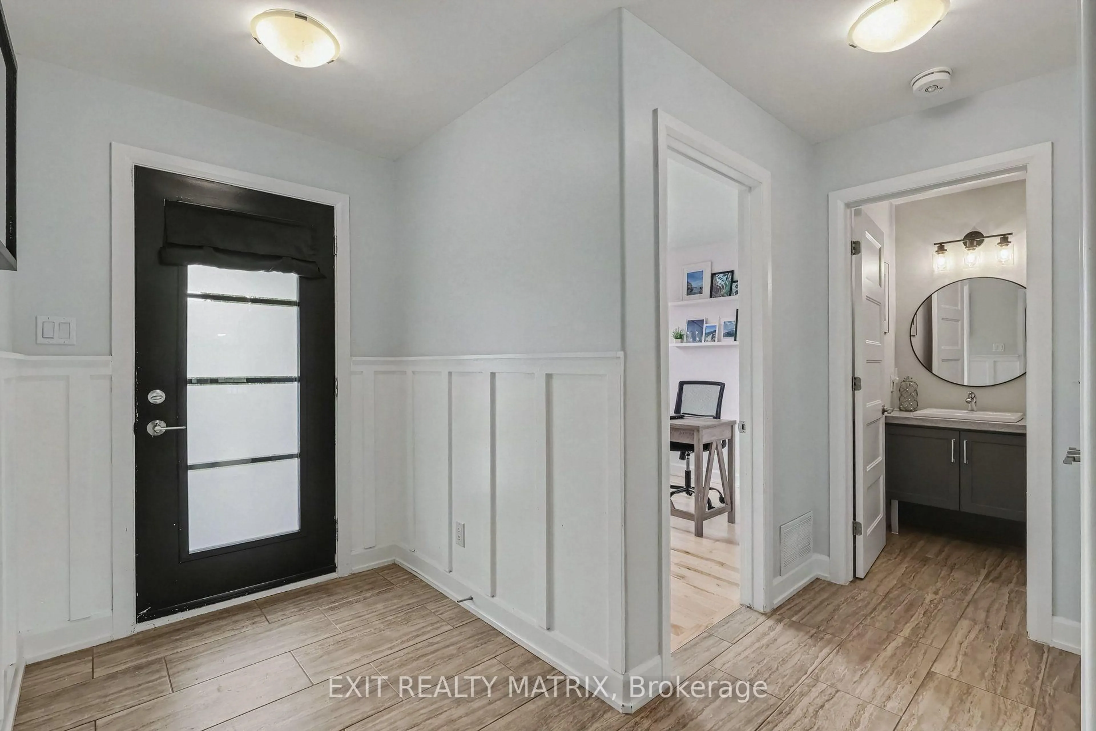 Indoor entryway for 273 Central Park Blvd, Russell Ontario K4R 0E9