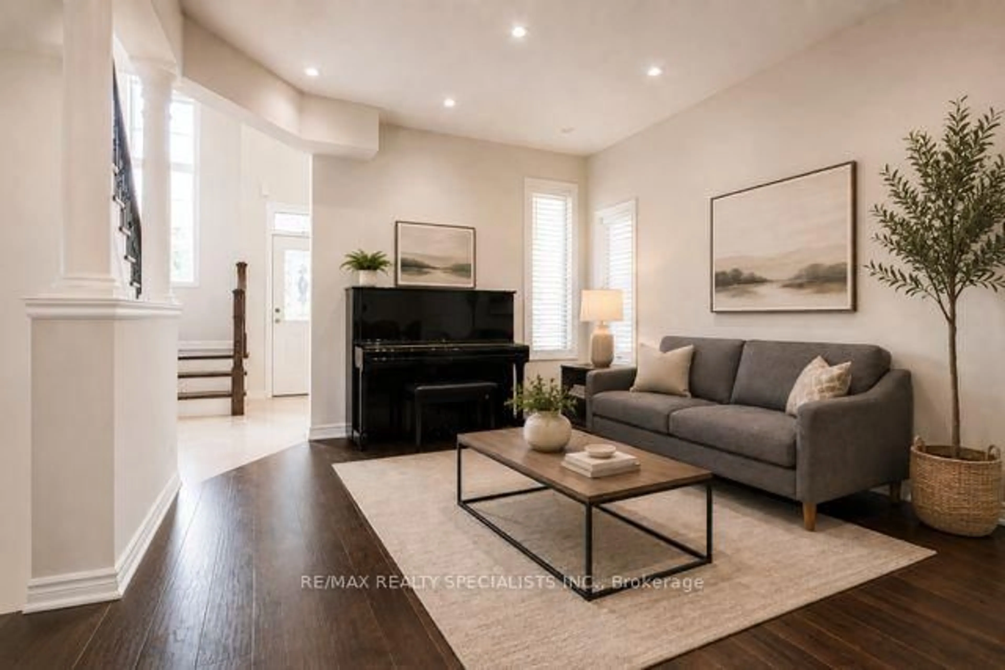 Living room with furniture, wood/laminate floor for 7 Kingspoint Circ, Hamilton Ontario L8E 6C5