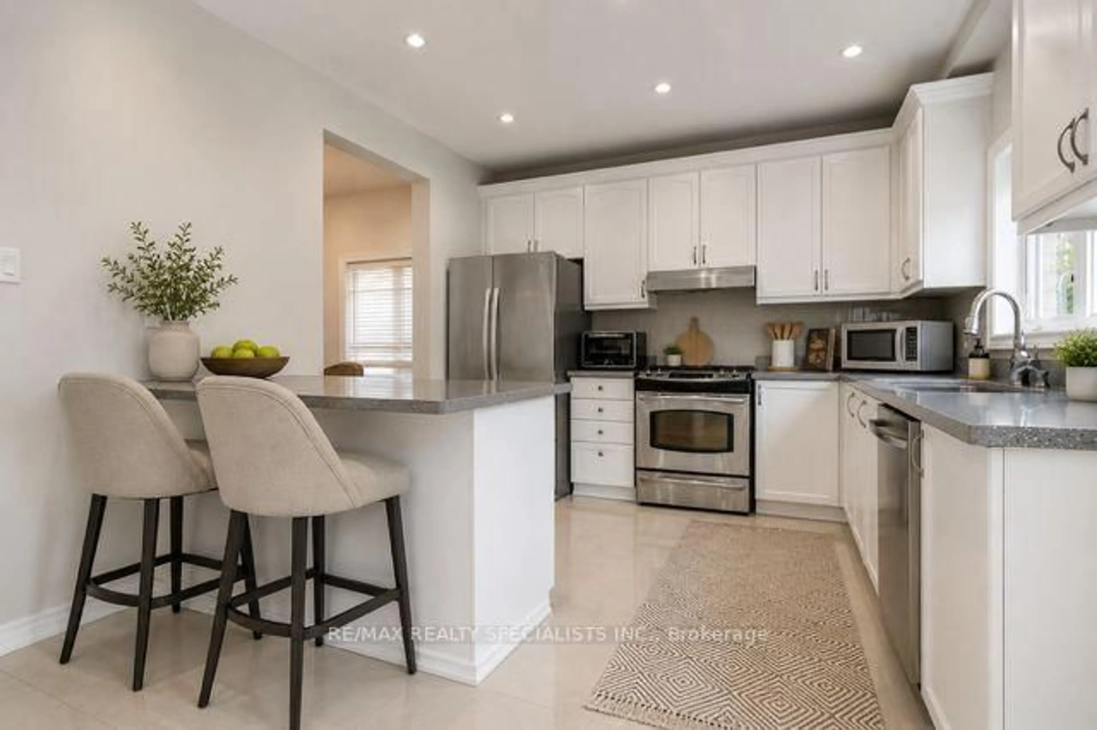 Open concept kitchen, ceramic/tile floor for 7 Kingspoint Circ, Hamilton Ontario L8E 6C5