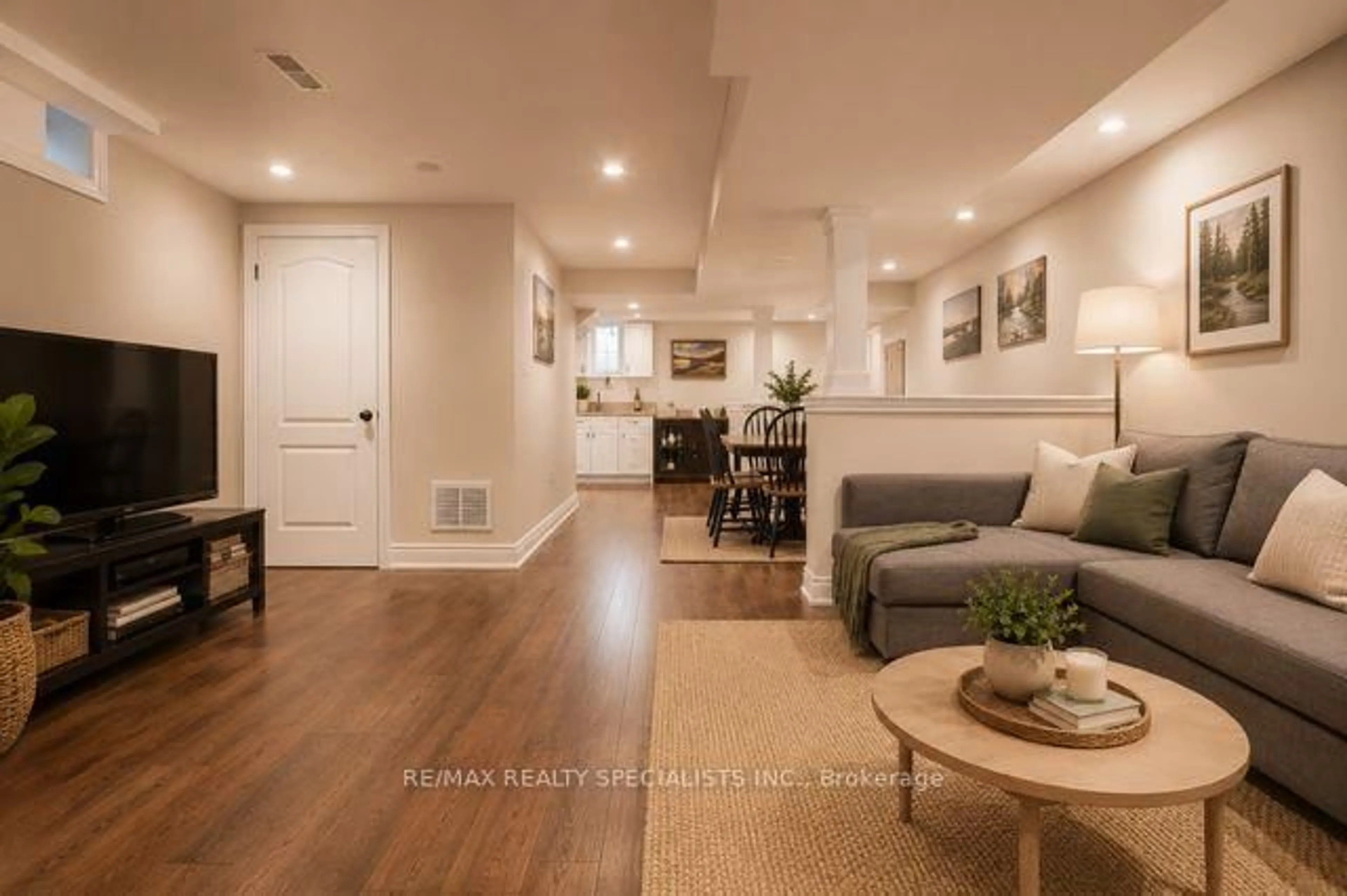 Living room with furniture, unknown for 7 Kingspoint Circ, Hamilton Ontario L8E 6C5