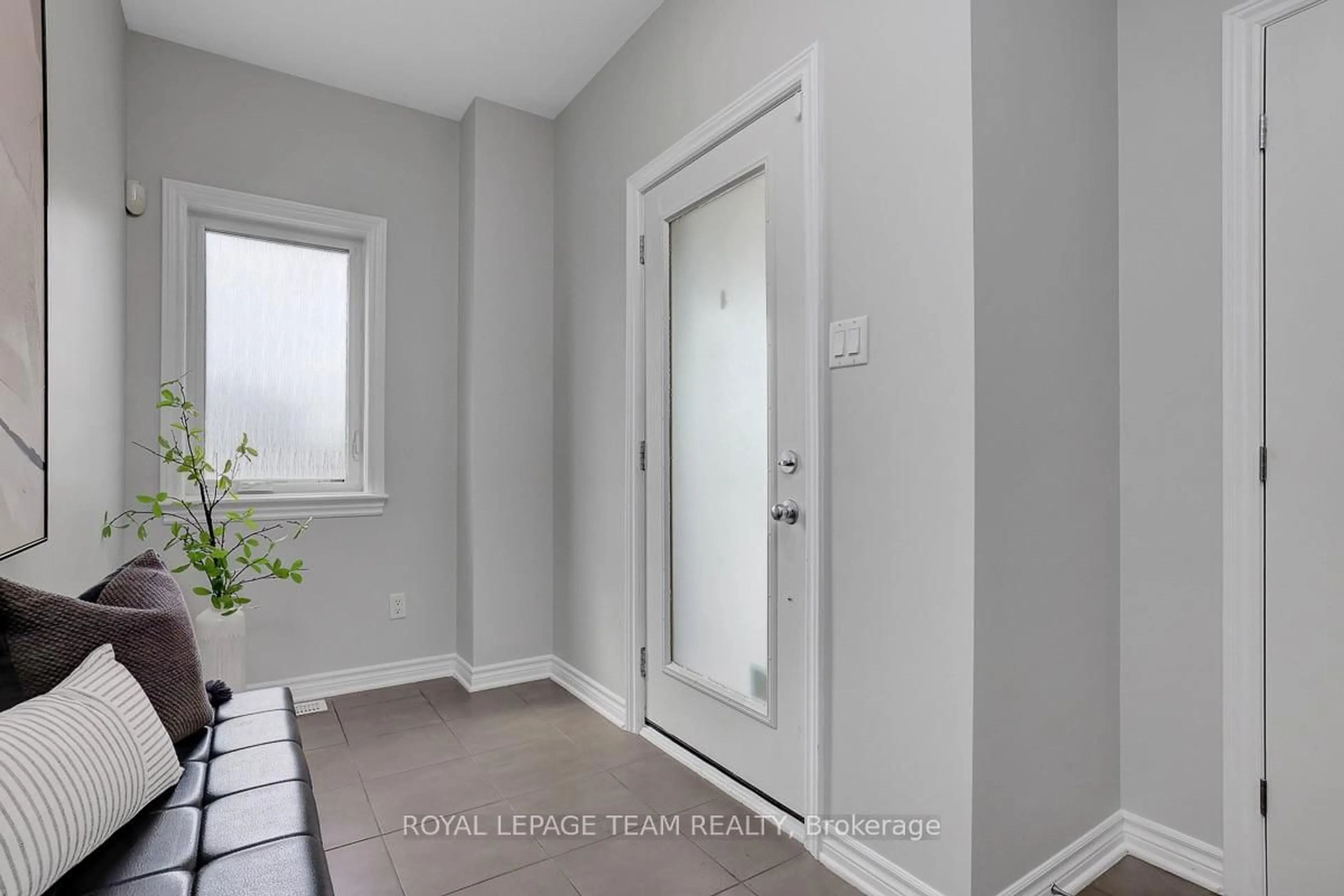 Indoor entryway for 224 Chaperal Private, Ottawa Ontario K2A 0Y2