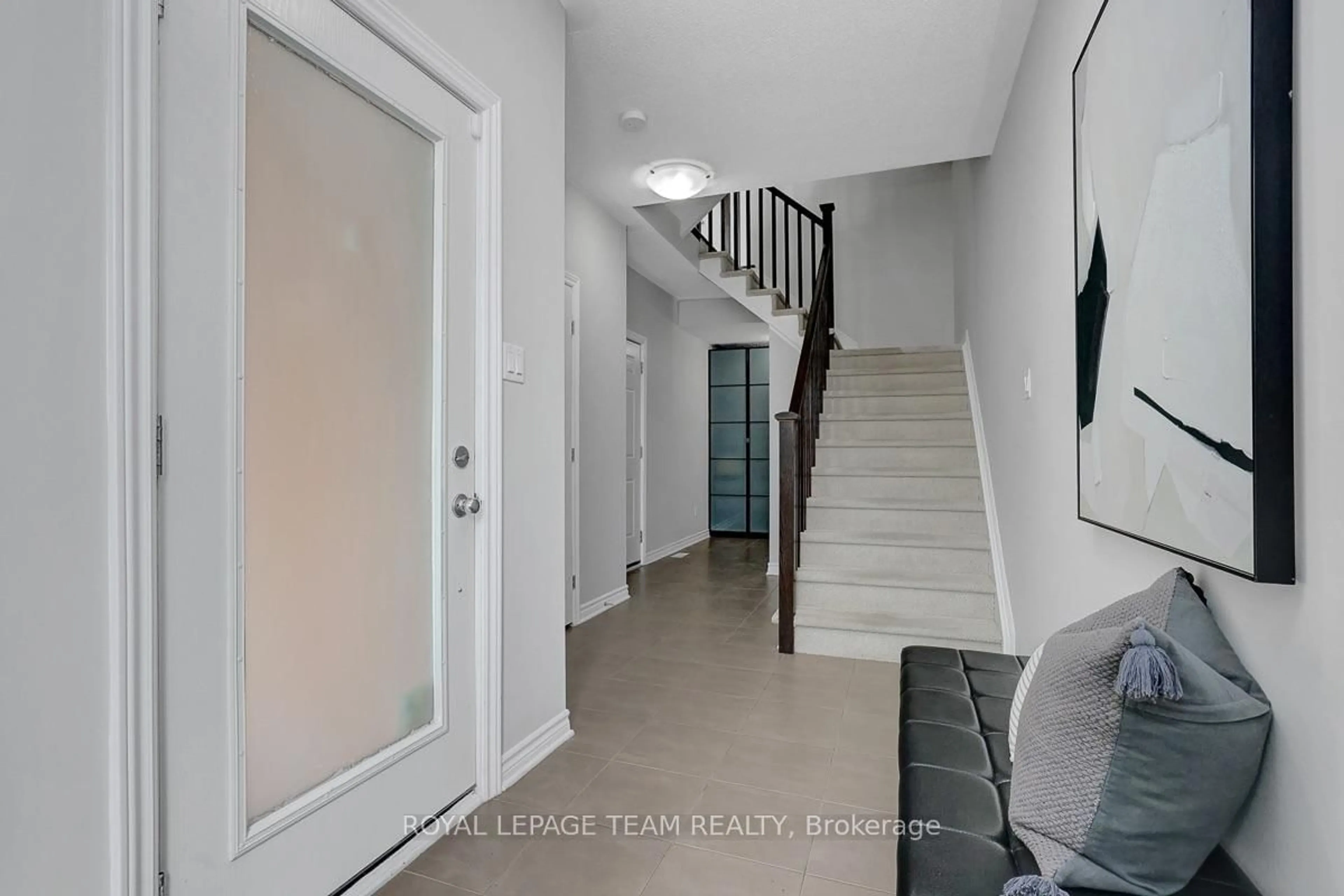 Indoor entryway for 224 Chaperal Private, Ottawa Ontario K2A 0Y2