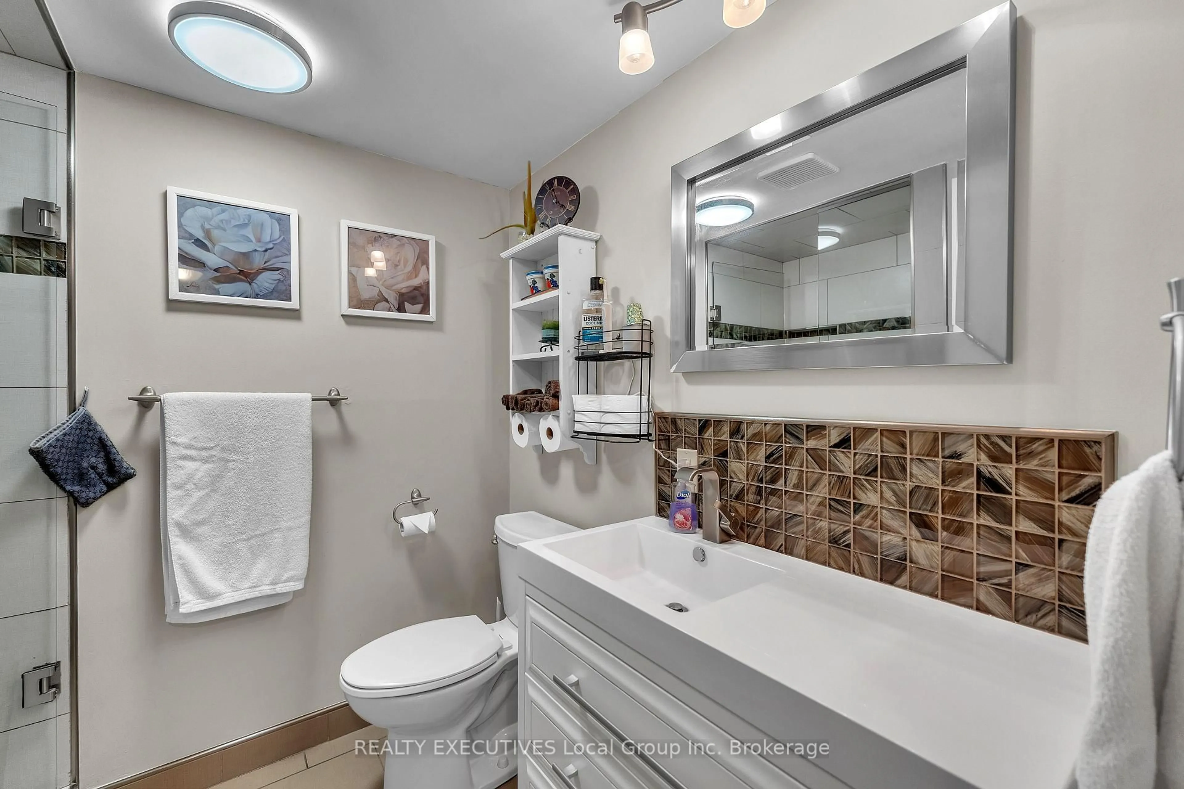 Standard bathroom, ceramic/tile floor for 42 Riddle Crt, North Bay Ontario P1B 8S6