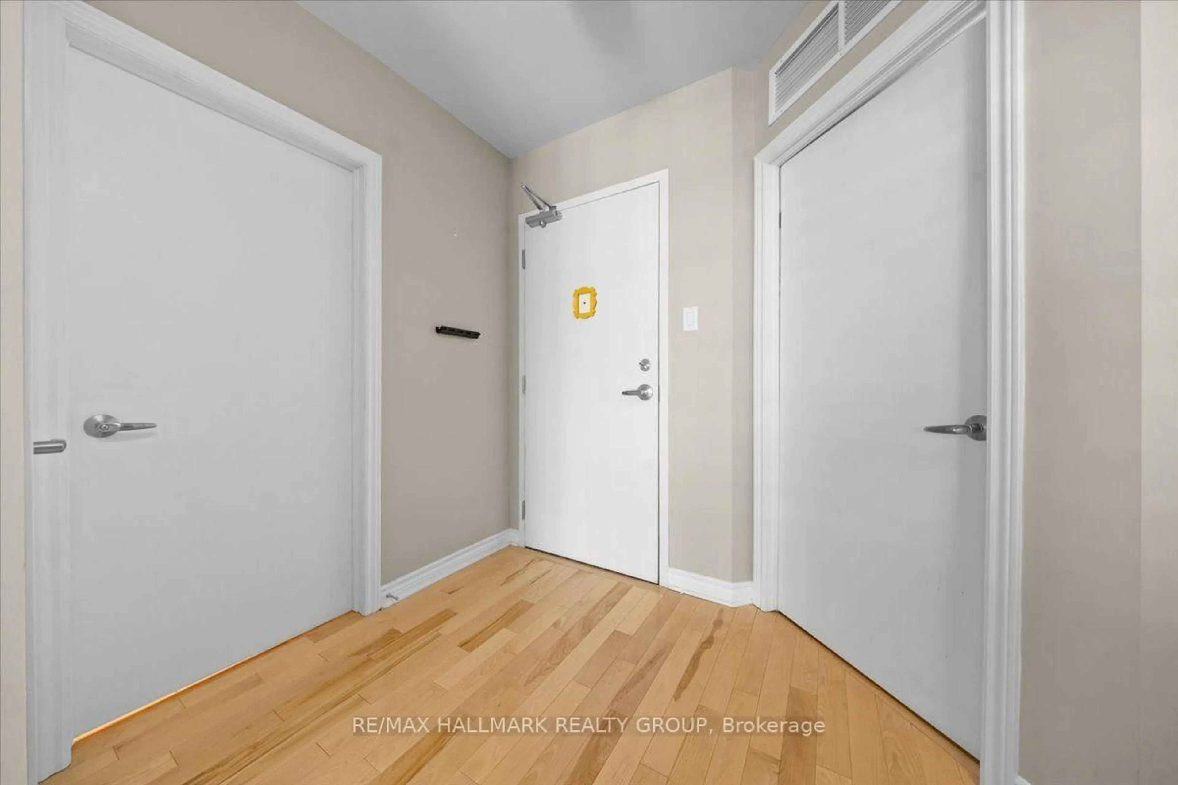 Indoor entryway for 445 Laurier Ave #1703, Ottawa Ontario K1N 6R4