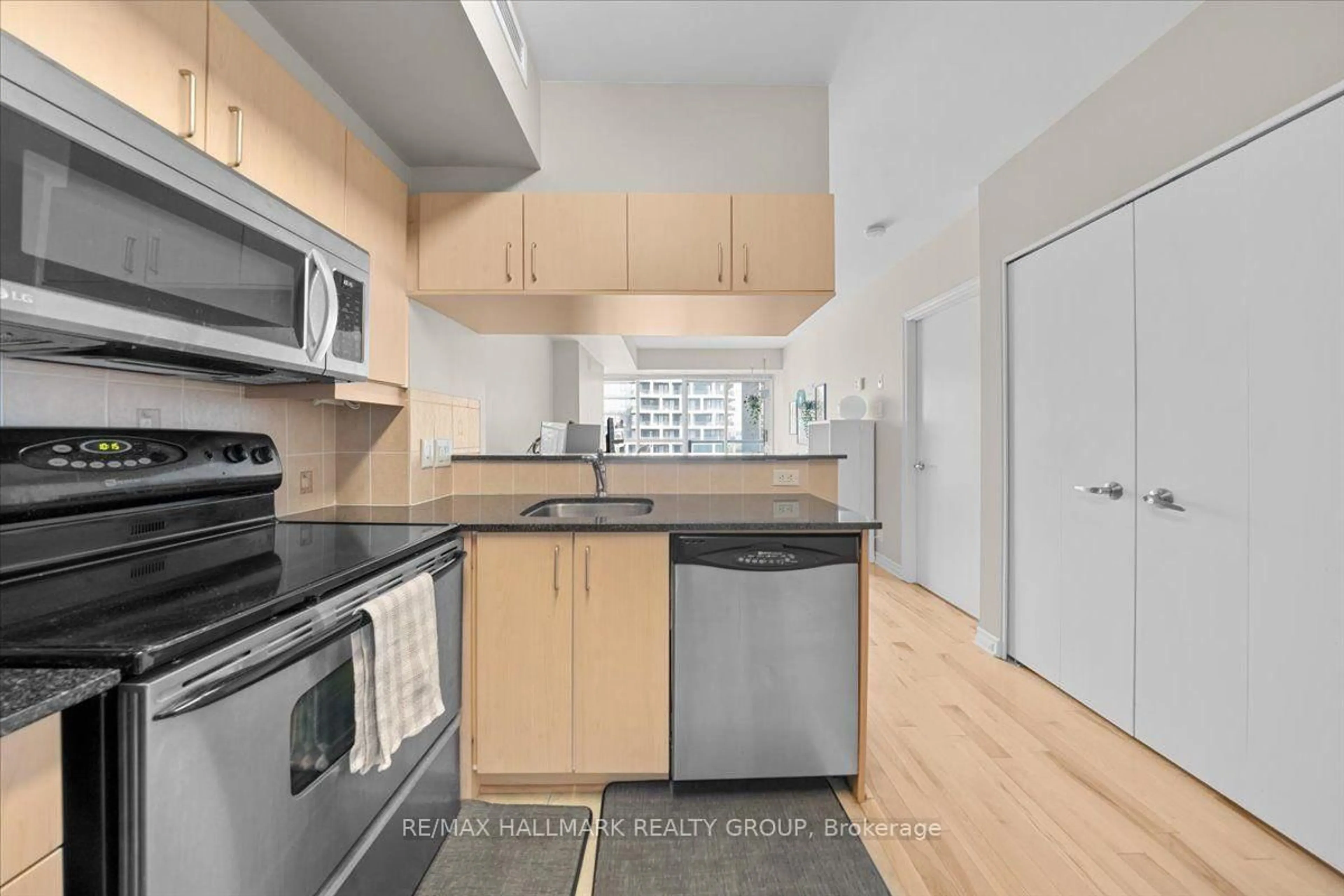 Standard kitchen, unknown for 445 Laurier Ave #1703, Ottawa Ontario K1N 6R4