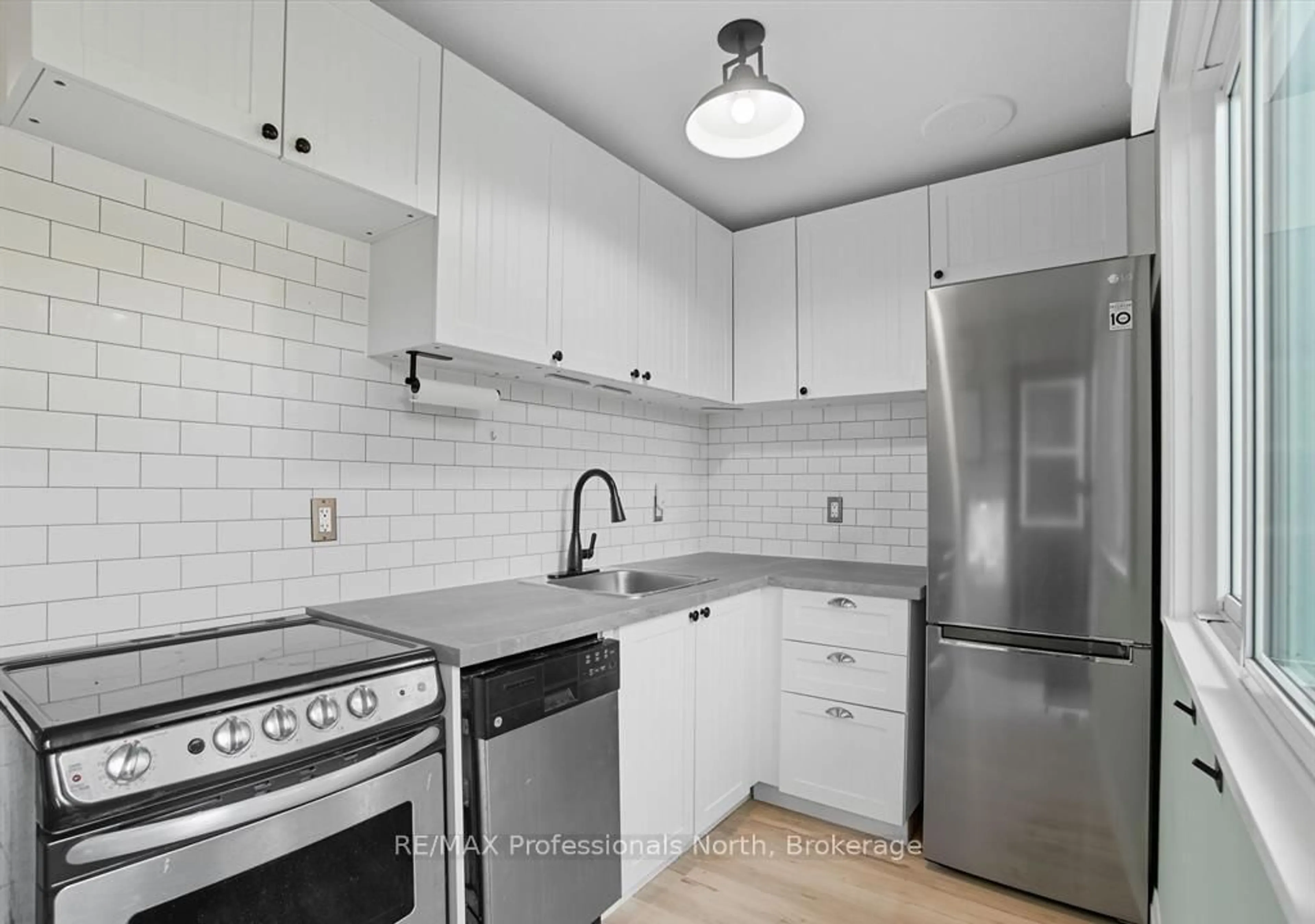 Standard kitchen, ceramic/tile floor for 1755 Skyline Dr, Huntsville Ontario P1H 1A7