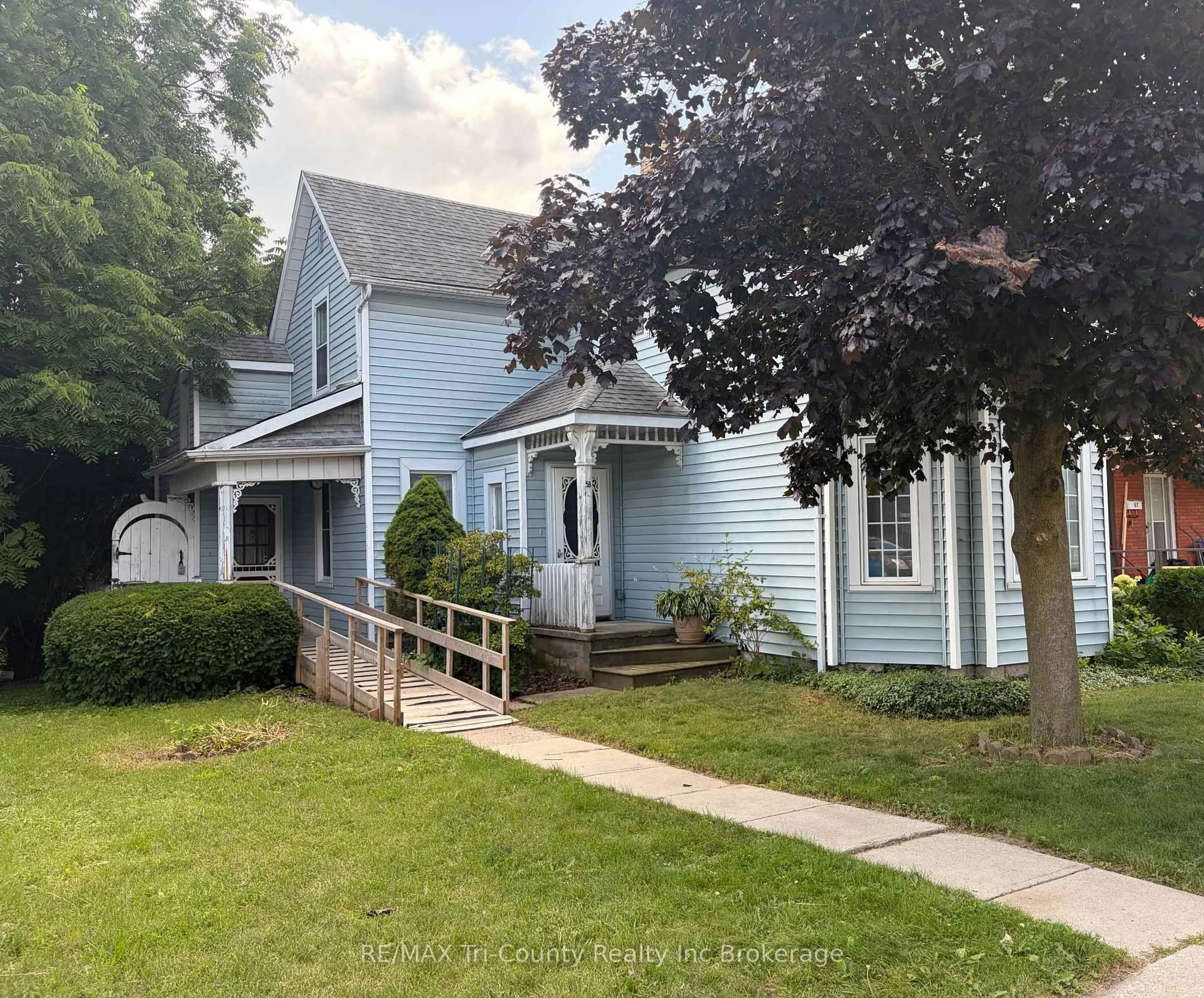 A pic from outside/outdoor area/front of a property/back of a property/a pic from drone, street for 53 BROCK St, Tillsonburg Ontario N4G 2A4