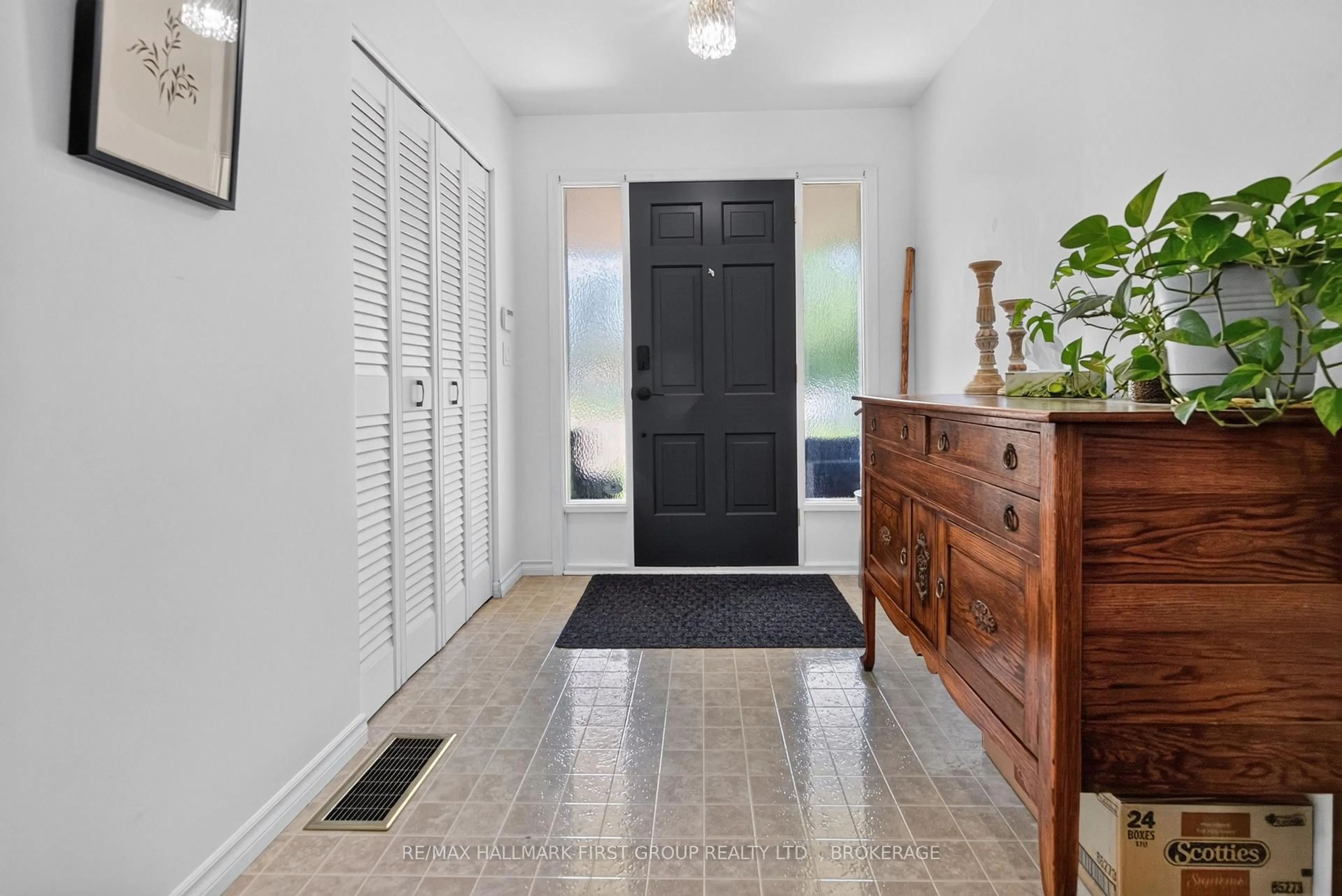 Indoor entryway for 417 GLEN CASTLE Rd, Kingston Ontario K7M 5V3