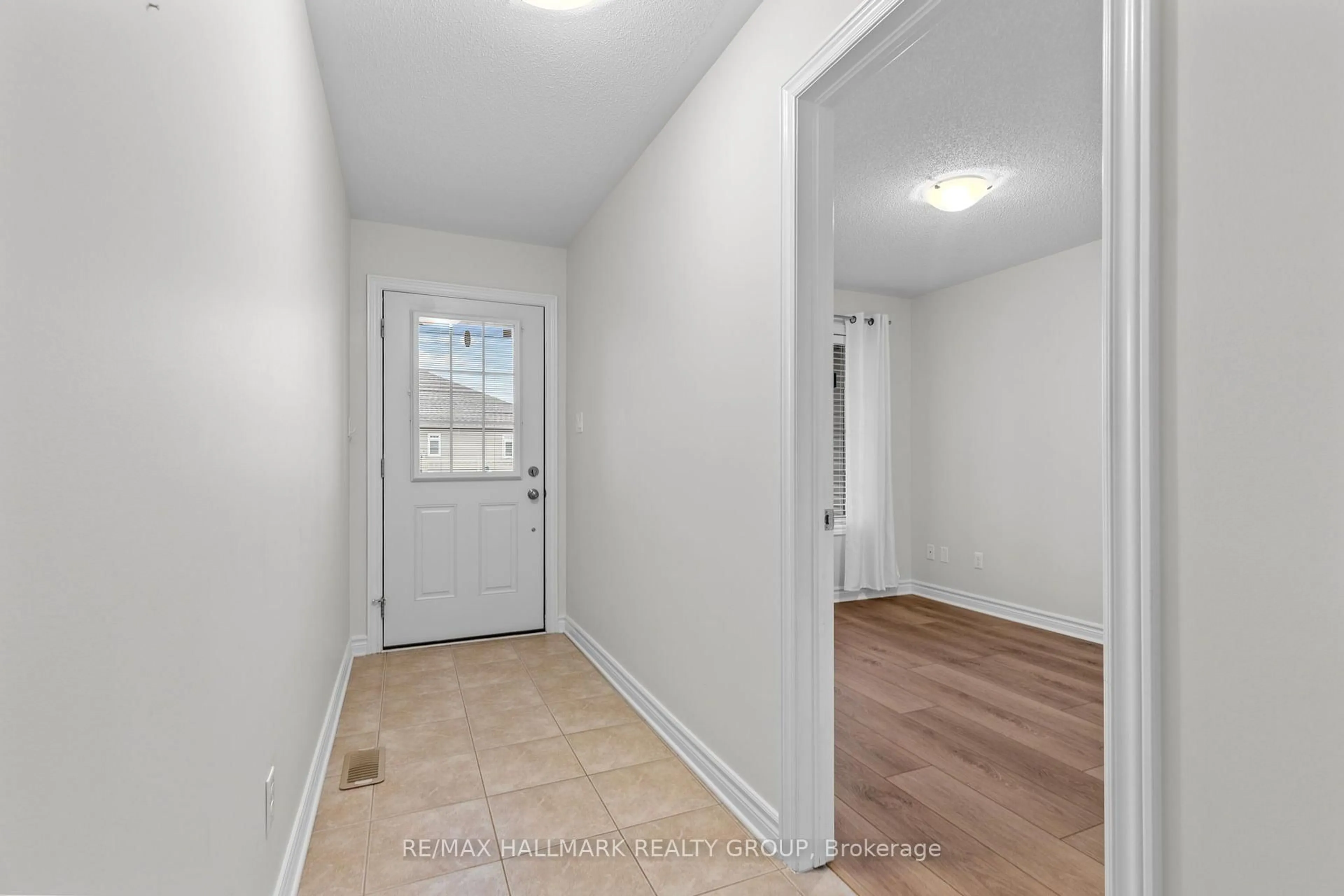 Indoor entryway for 3 Horton St, Almonte Ontario K0A 1A0
