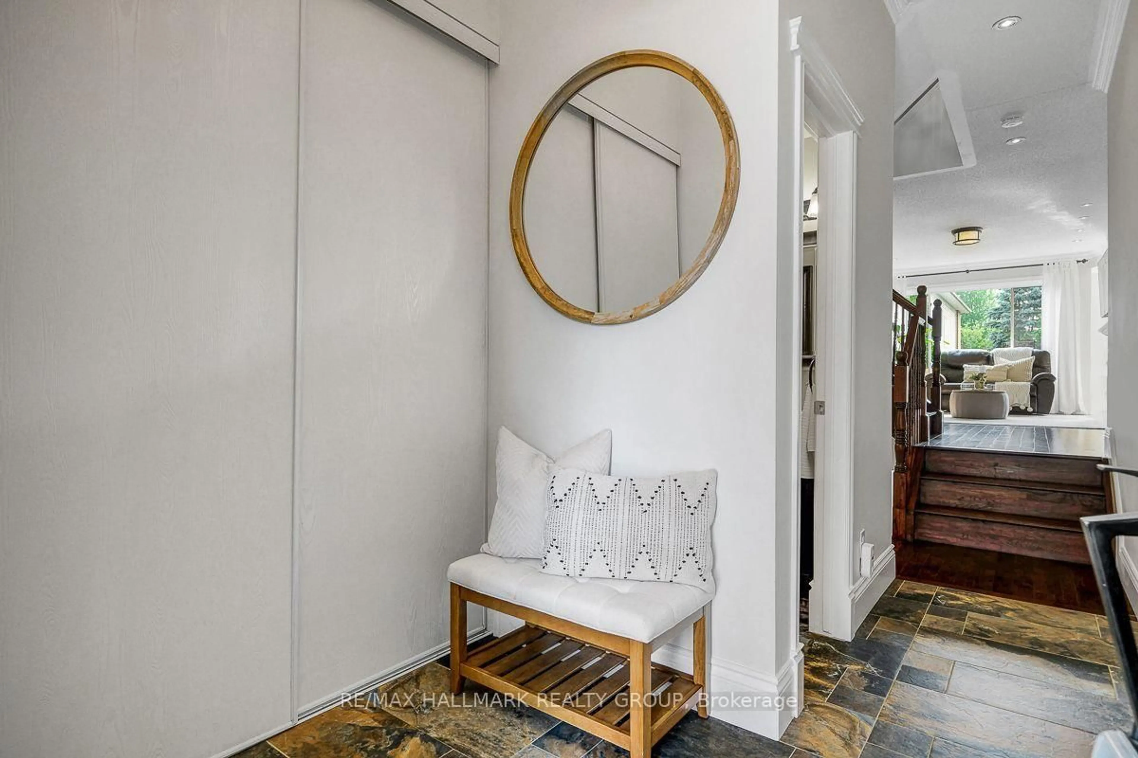 Indoor entryway for 6252 Sablewood Pl, Ottawa Ontario K1C 7M5