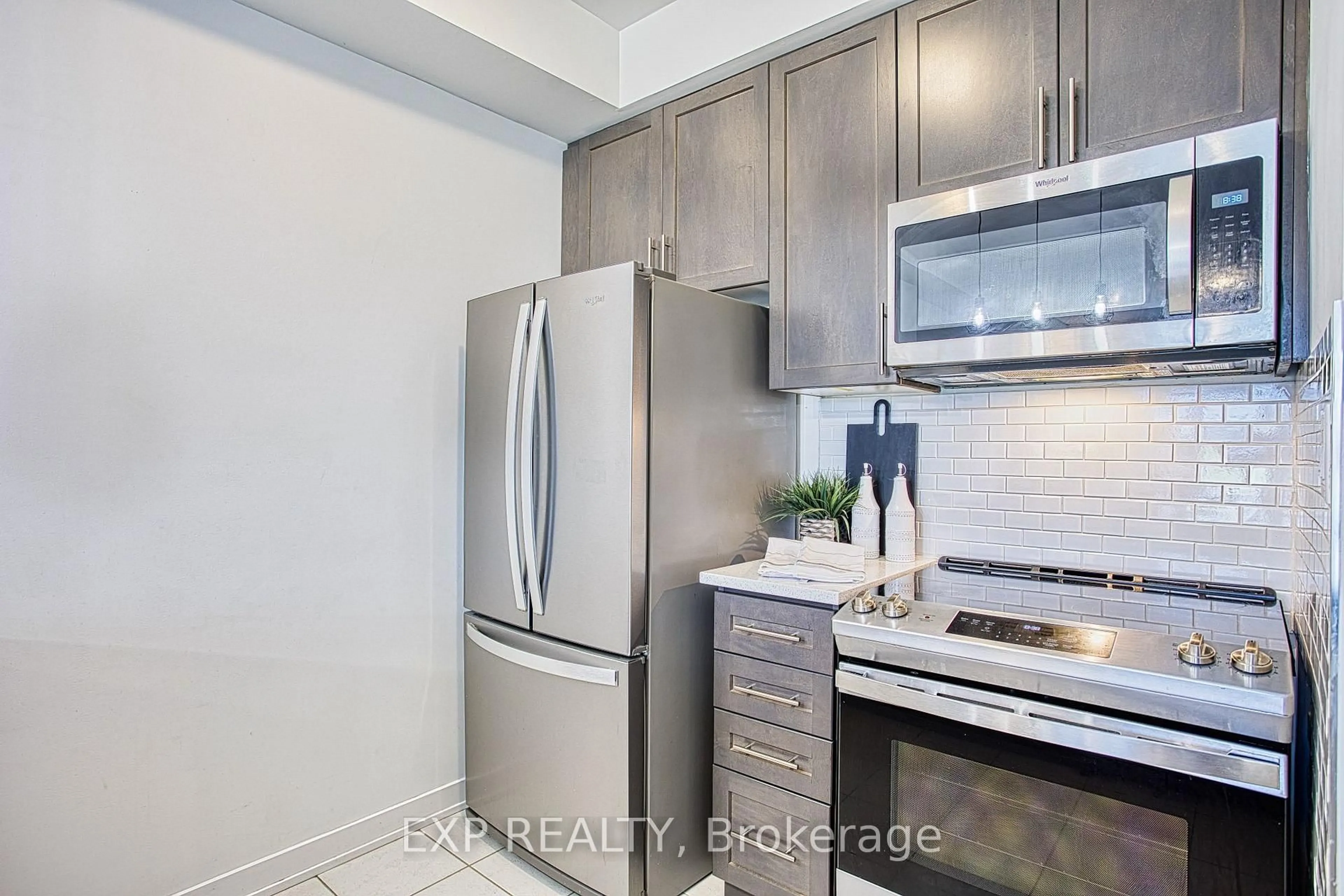 Standard kitchen, unknown for 590 North Service Rd #50, Hamilton Ontario L8E 0K5