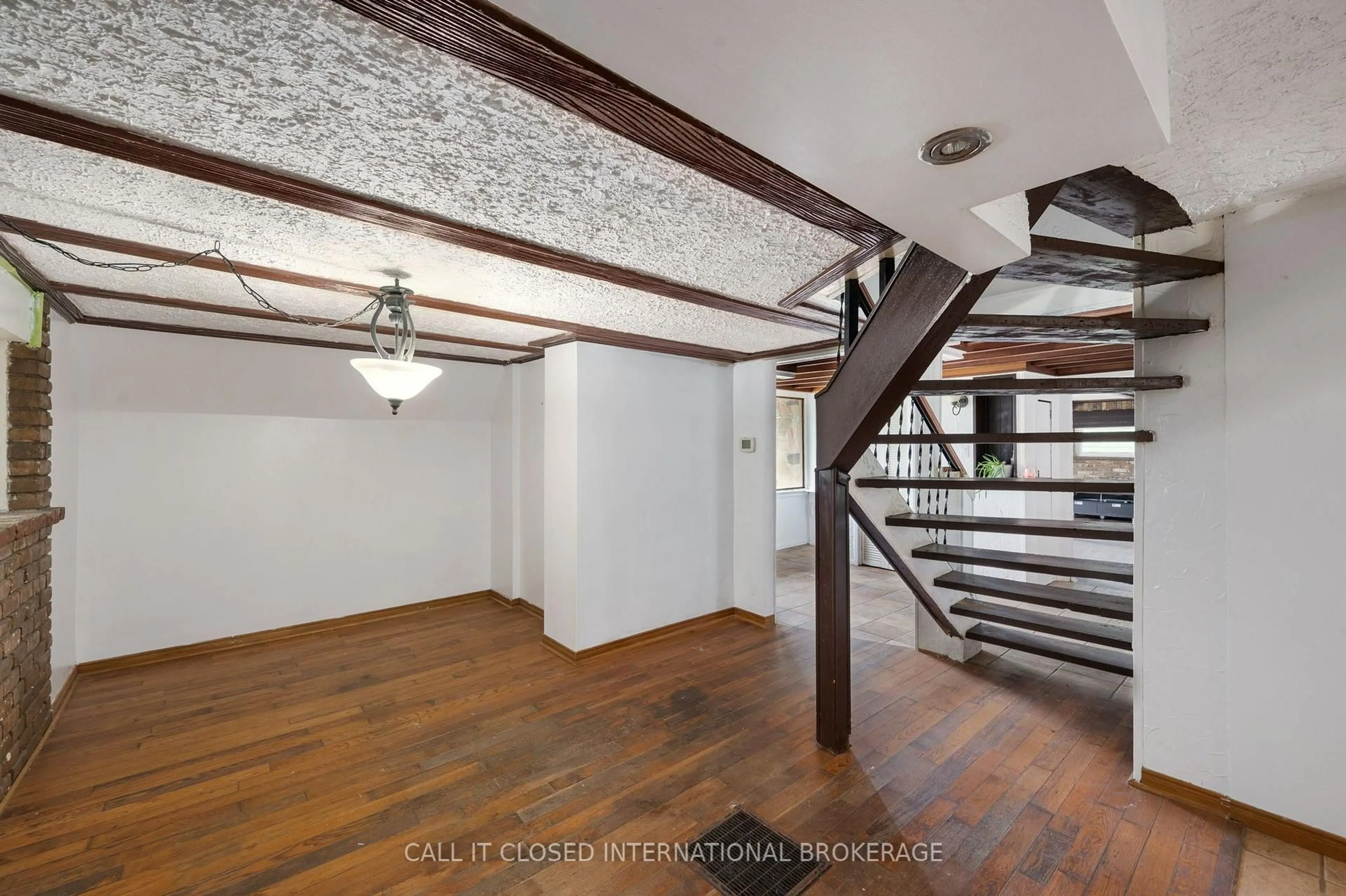 Indoor foyer for 12056 Wellington Rd, Central Elgin Ontario N5P 3T1