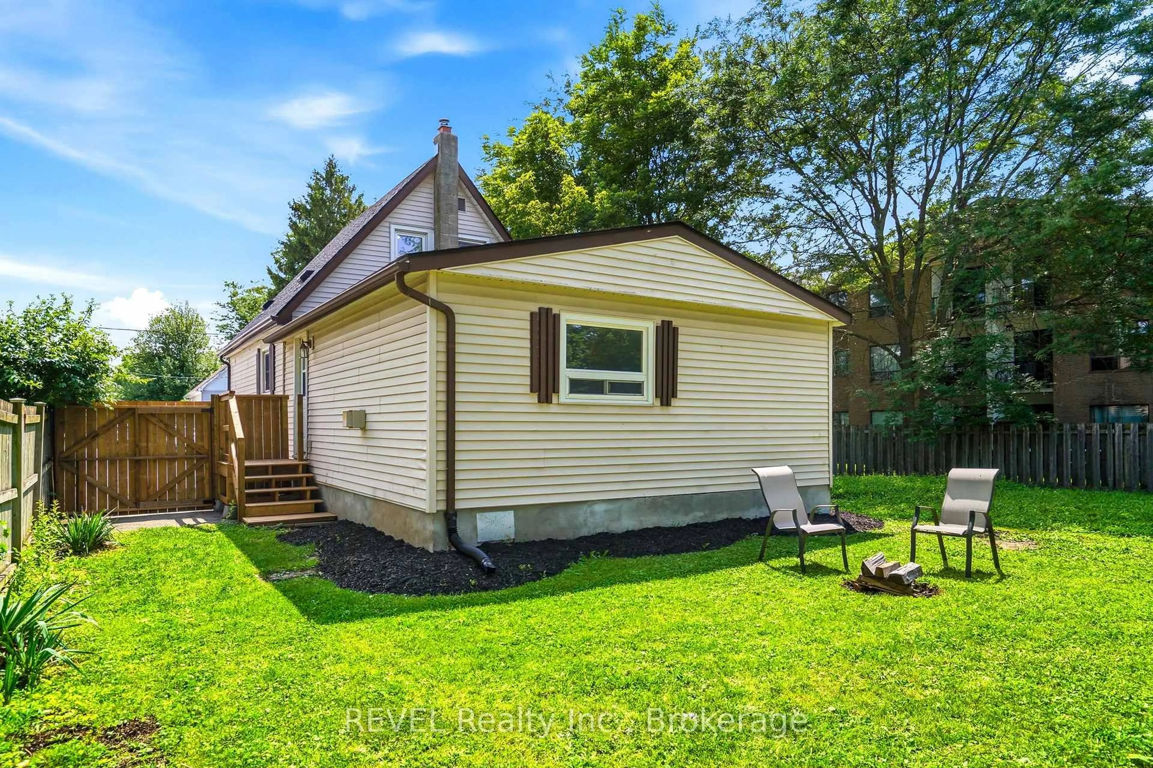 Home with vinyl exterior material, street for 2 Kent St, St. Catharines Ontario L2S 1H1