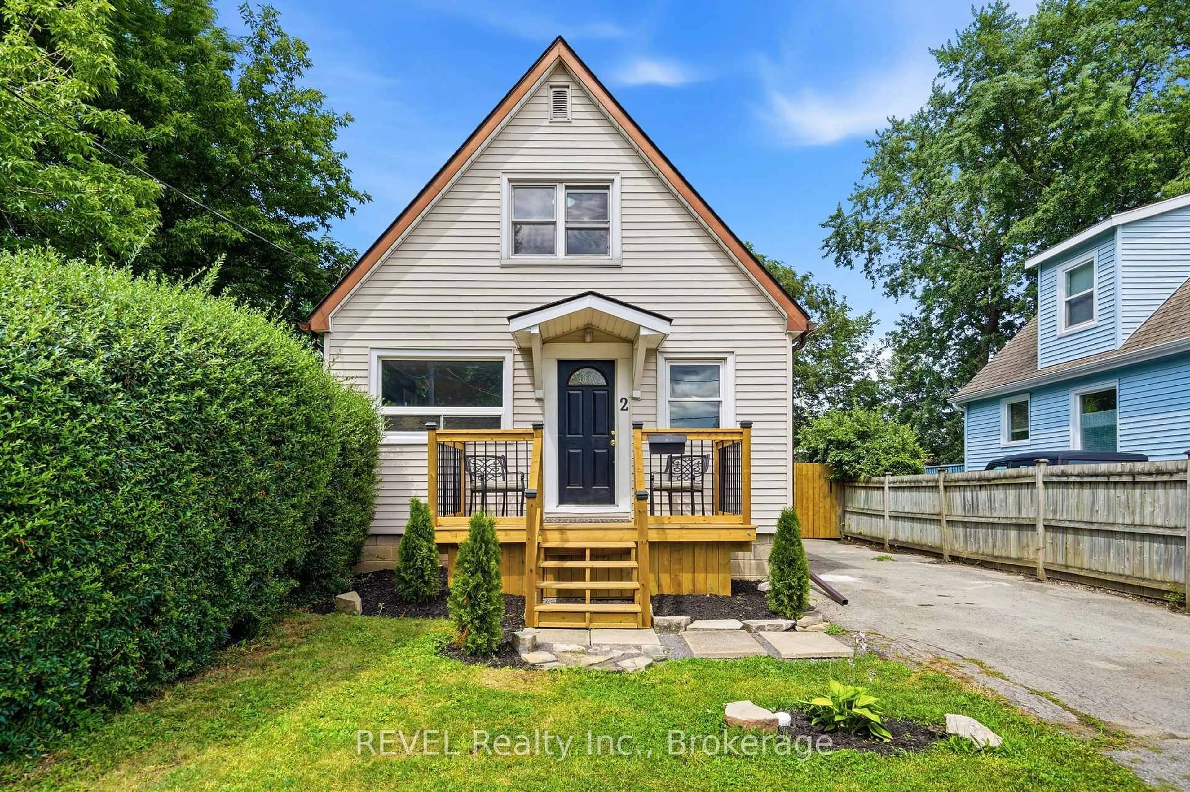 Home with vinyl exterior material, street for 2 Kent St, St. Catharines Ontario L2S 1H1