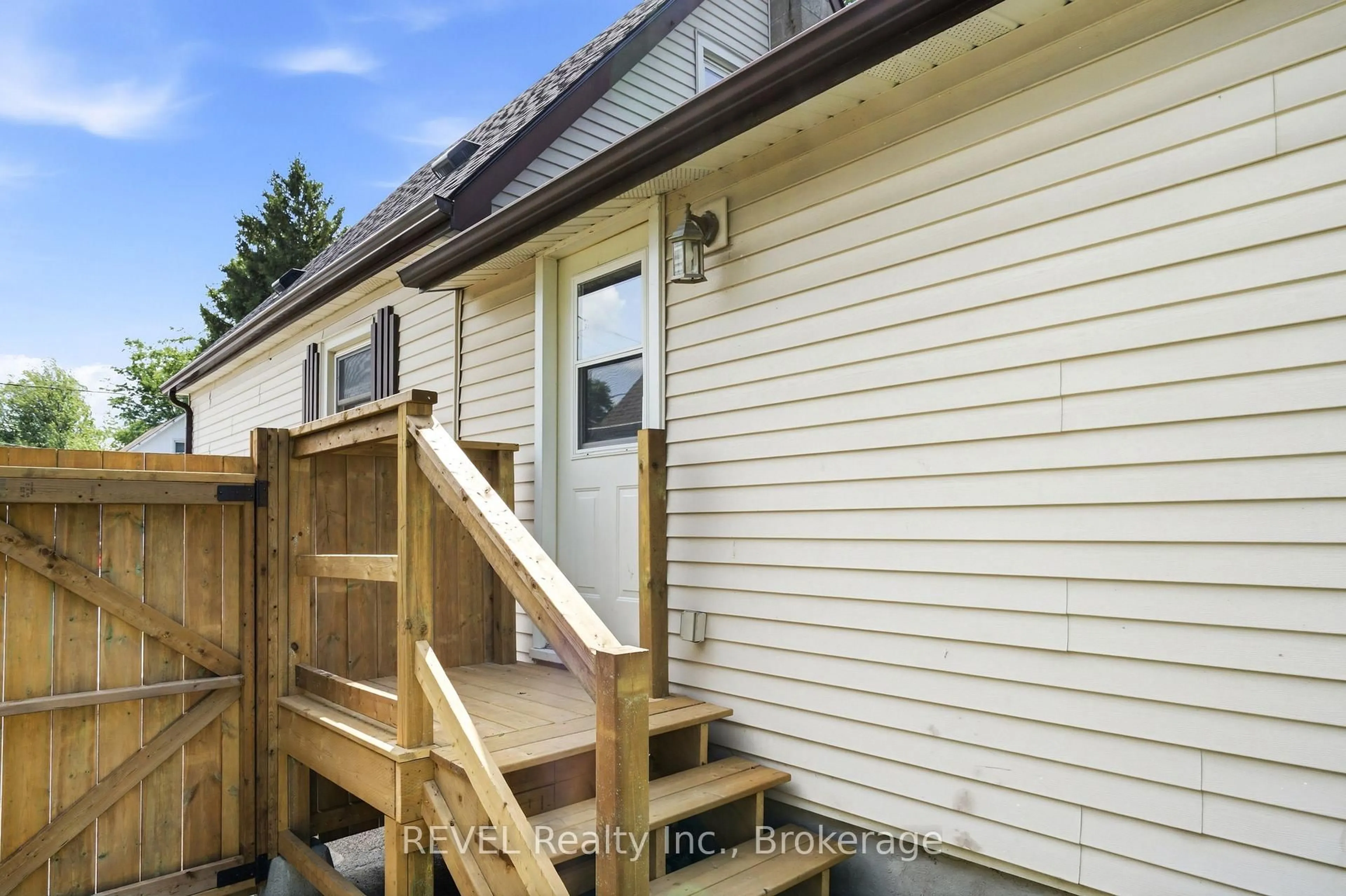 Home with vinyl exterior material, street for 2 Kent St, St. Catharines Ontario L2S 1H1