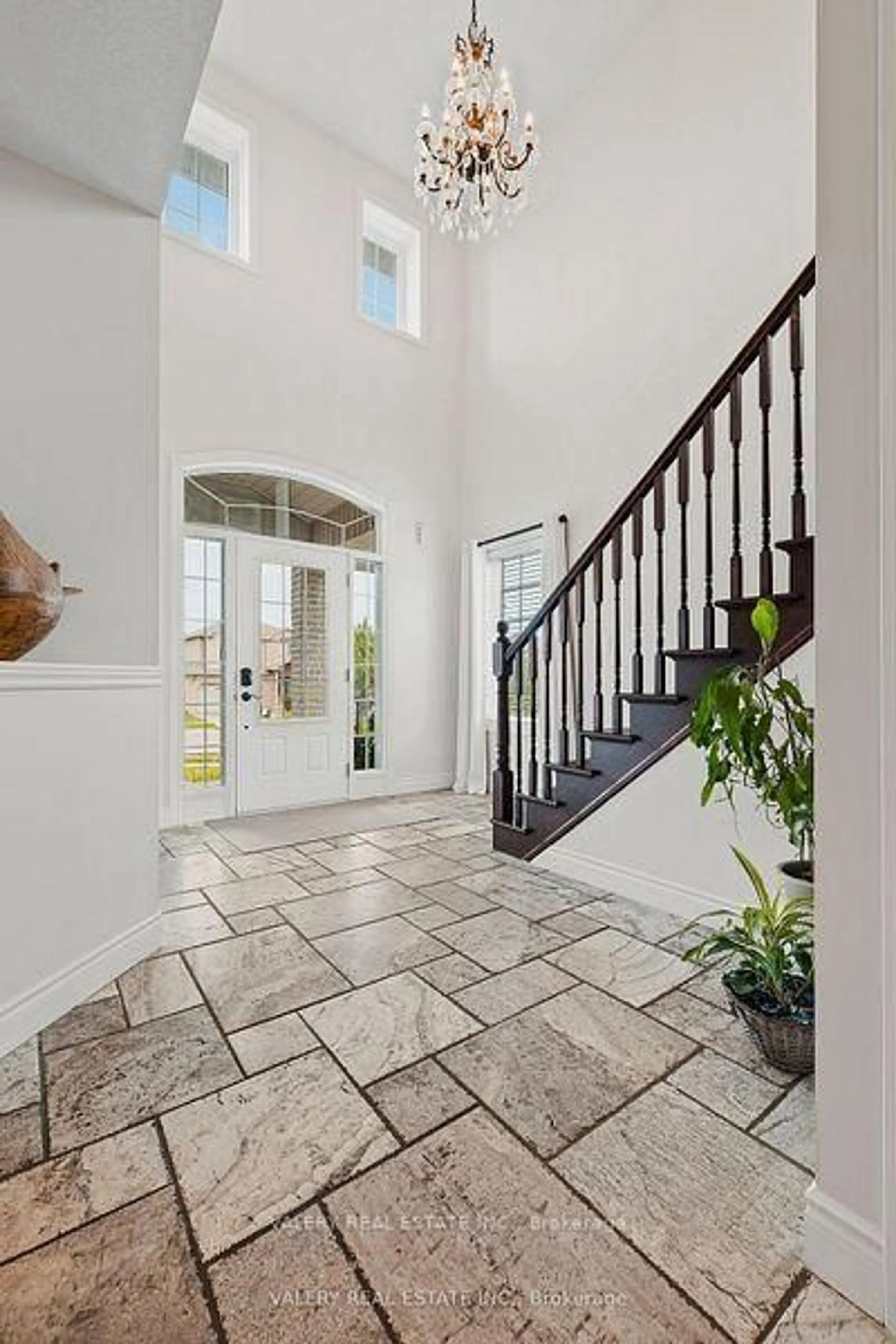 Indoor entryway for 291 Zeller Dr, Kitchener Ontario N2A 0B2
