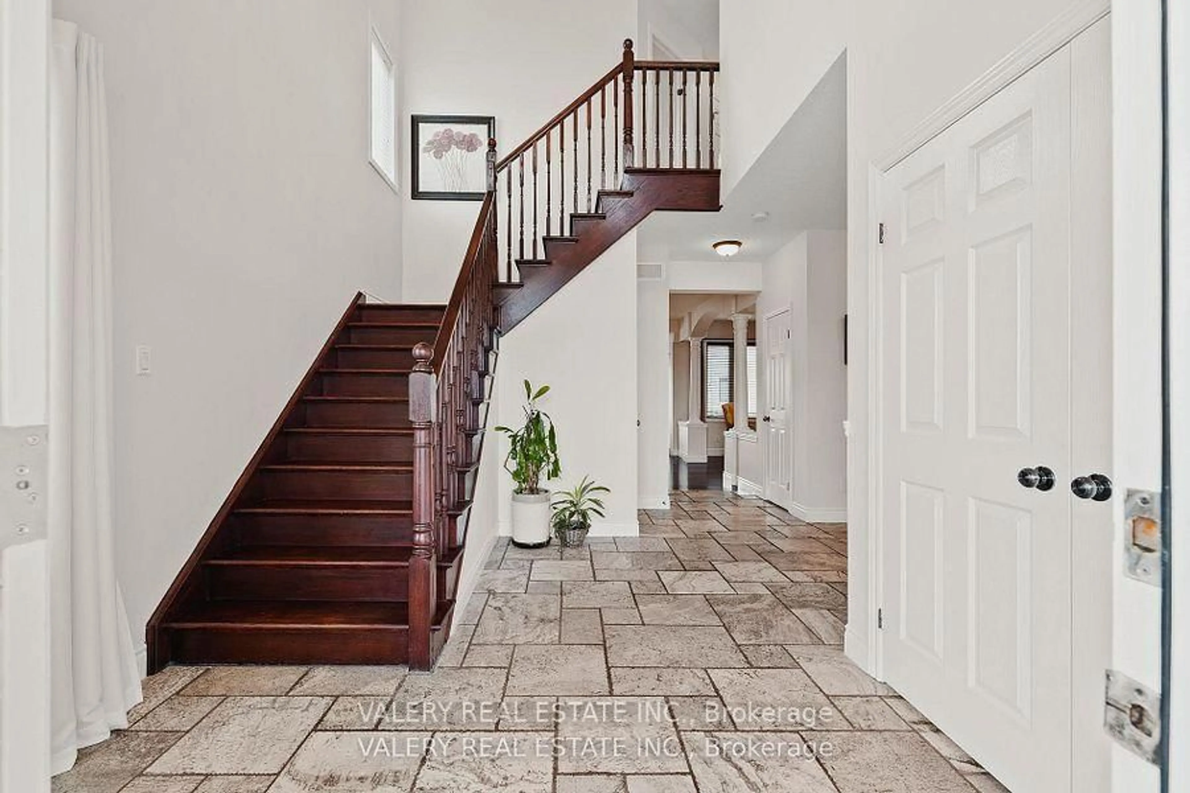 Indoor entryway for 291 Zeller Dr, Kitchener Ontario N2A 0B2