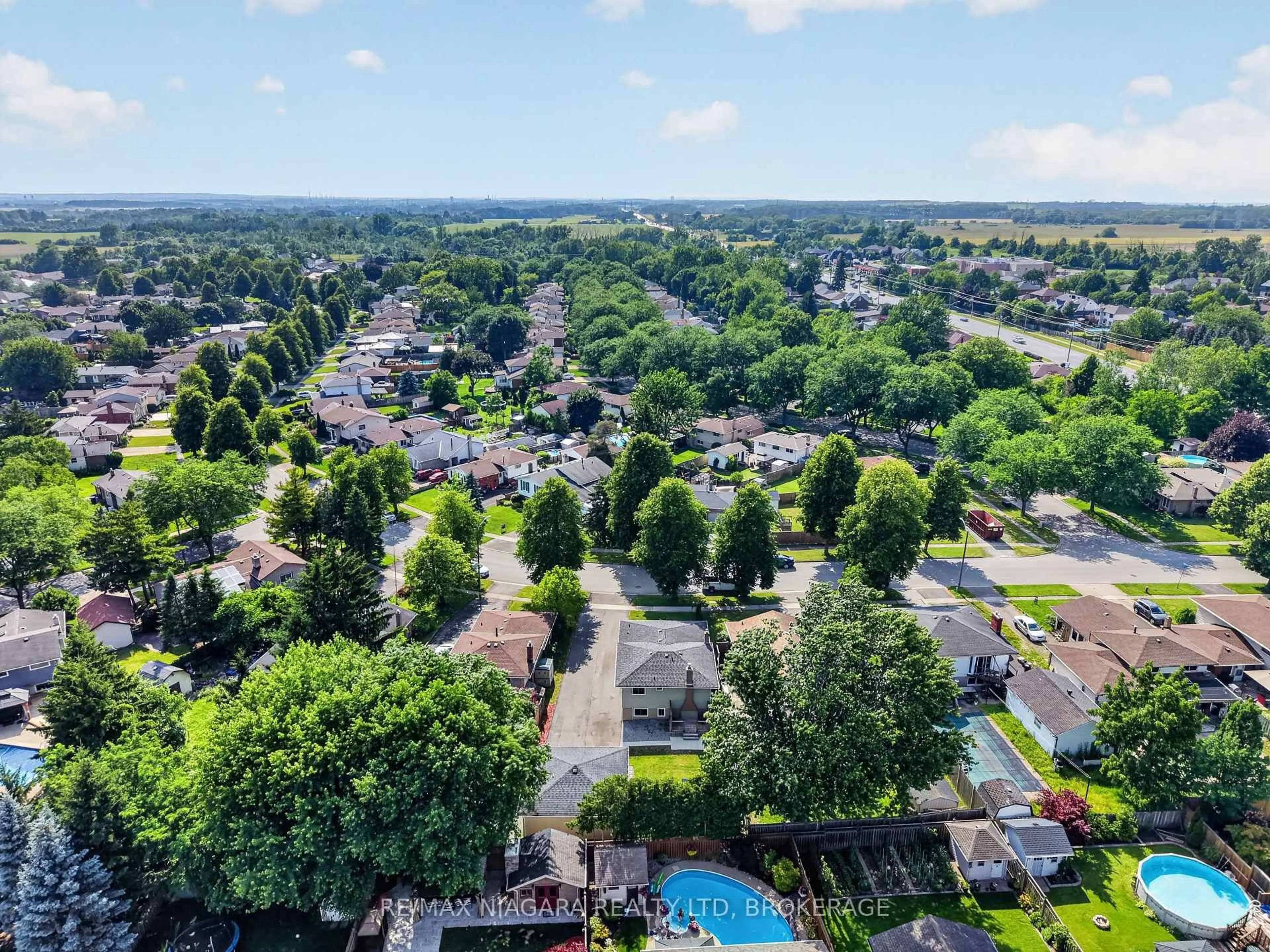 A pic from outside/outdoor area/front of a property/back of a property/a pic from drone, city buildings view from balcony for 4074 Brookdale Dr, Niagara Falls Ontario L2H 2B3