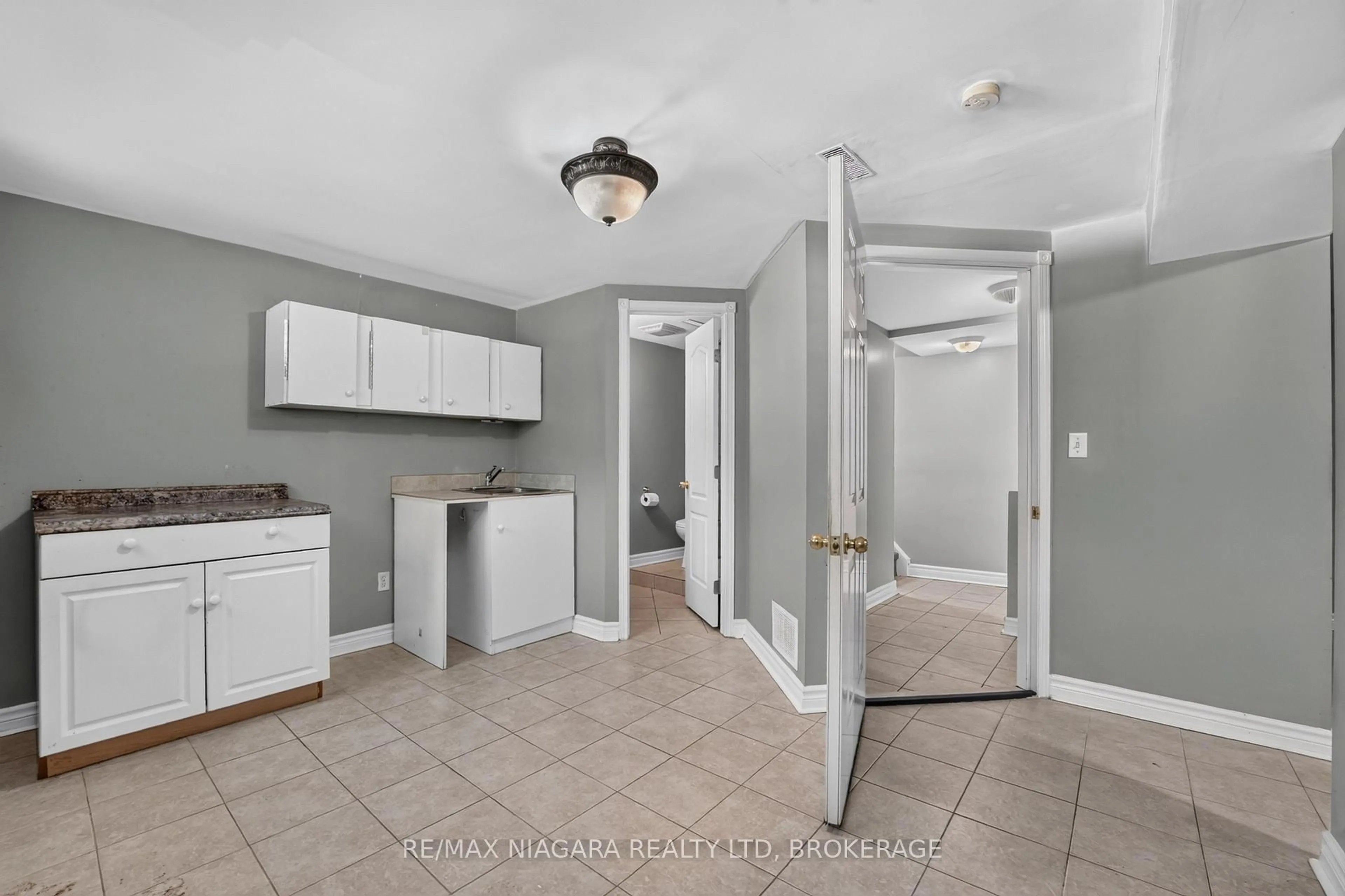 Laundry room for 4074 Brookdale Dr, Niagara Falls Ontario L2H 2B3
