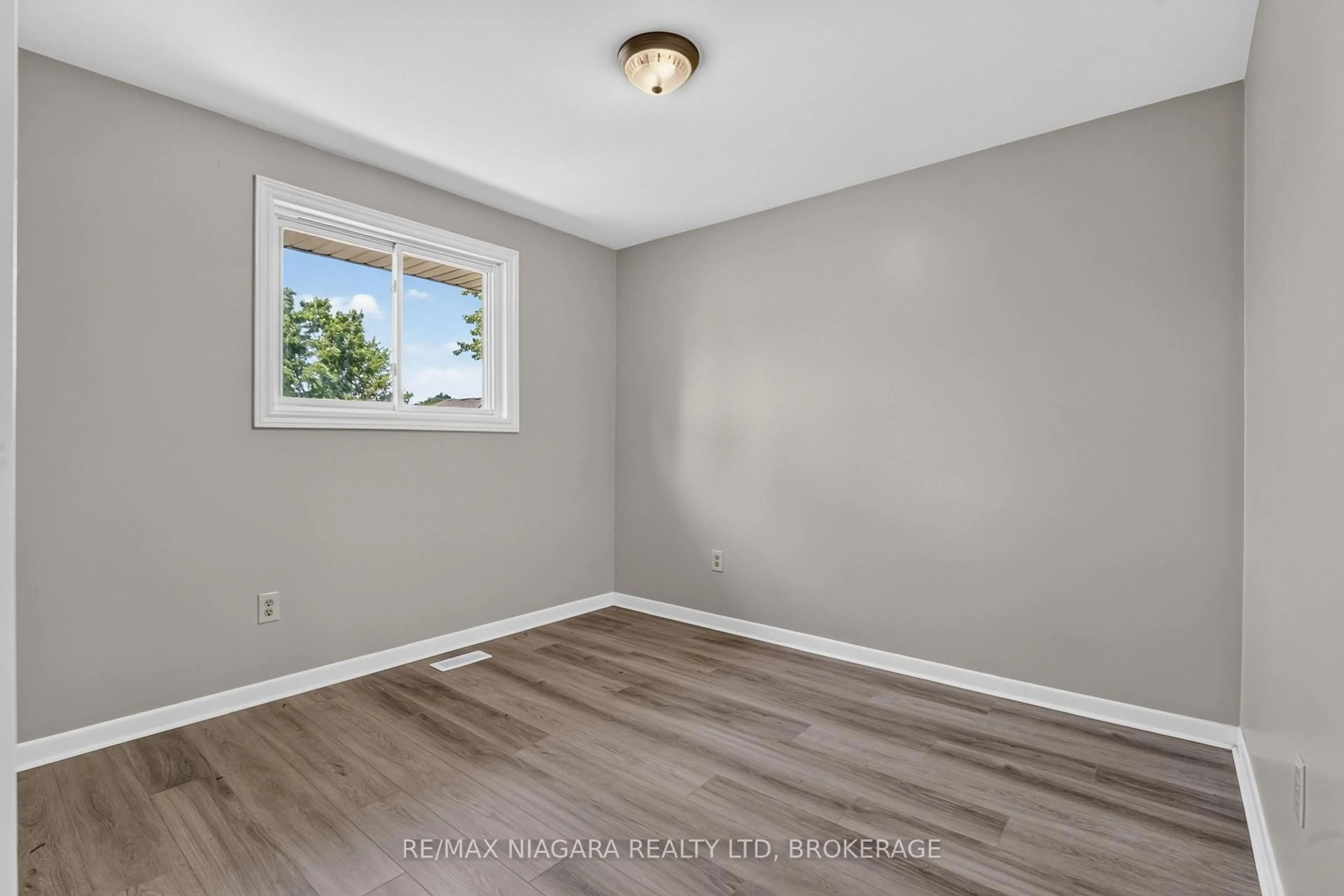A pic of a room for 4074 Brookdale Dr, Niagara Falls Ontario L2H 2B3