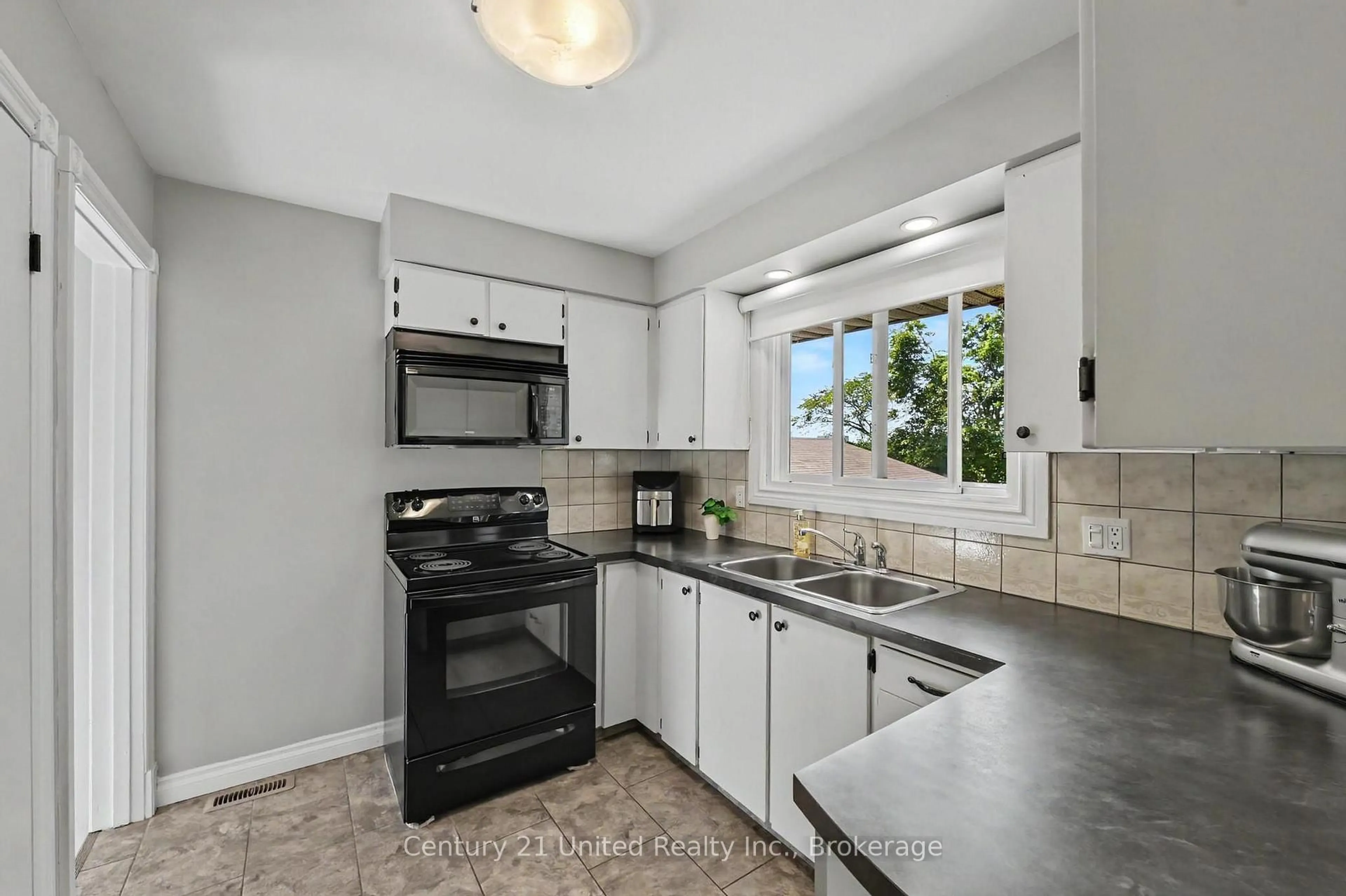 Standard kitchen, ceramic/tile floor for 815 Stewart Dr, Peterborough Ontario K9J 7R3