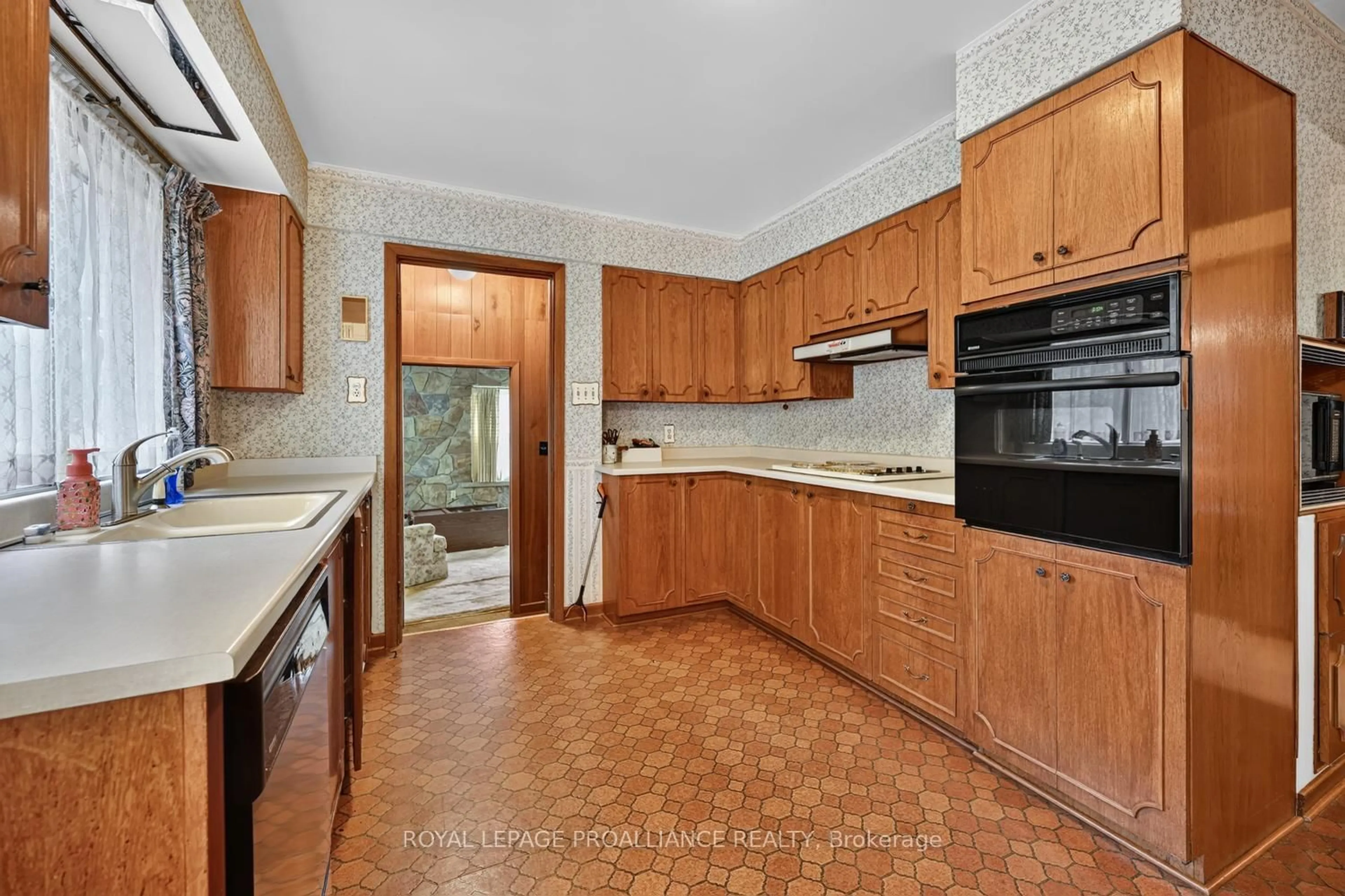 Standard kitchen, ceramic/tile floor for 390 James St, Prescott Ontario K0E 1T0
