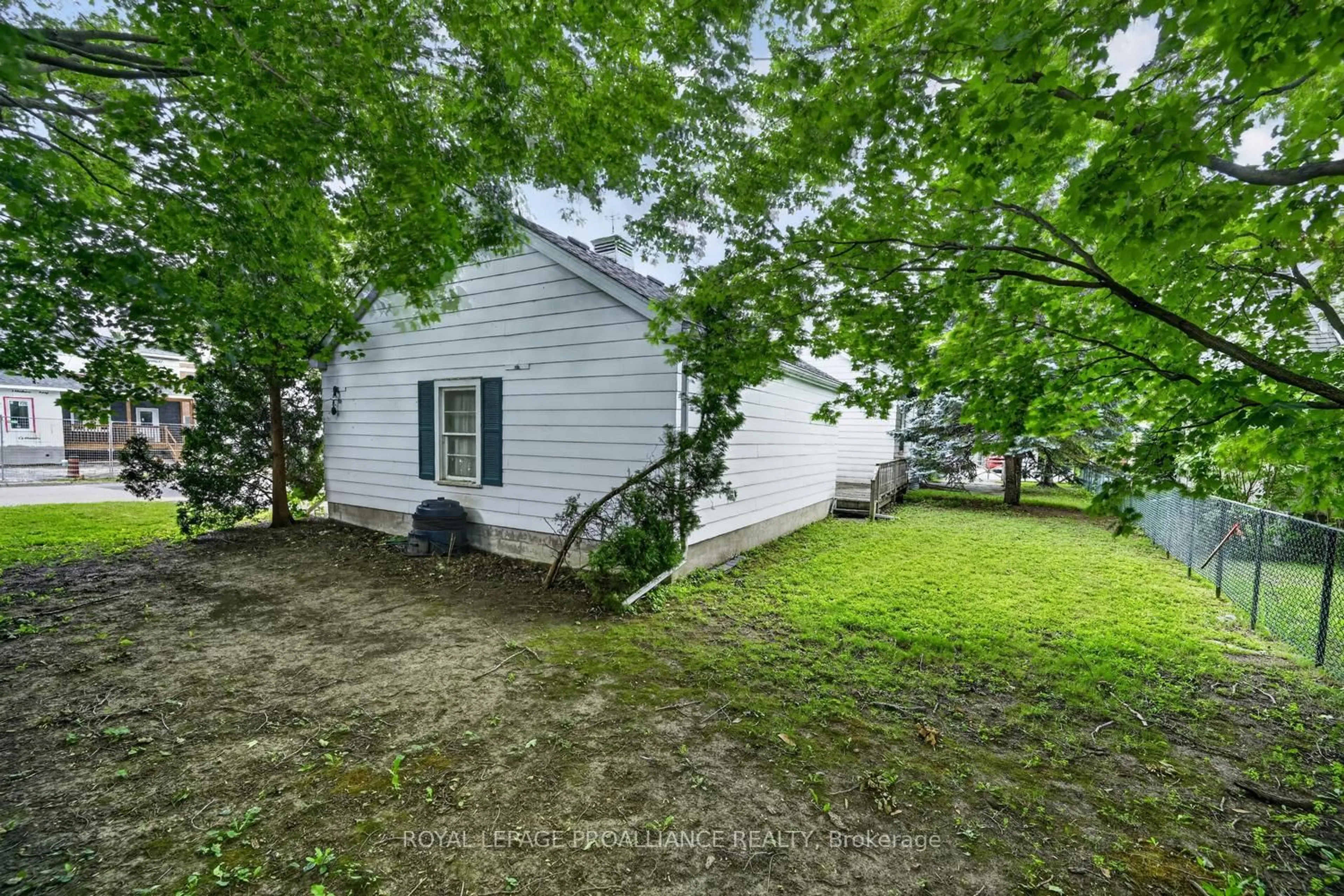 A pic from outside/outdoor area/front of a property/back of a property/a pic from drone, street for 390 James St, Prescott Ontario K0E 1T0