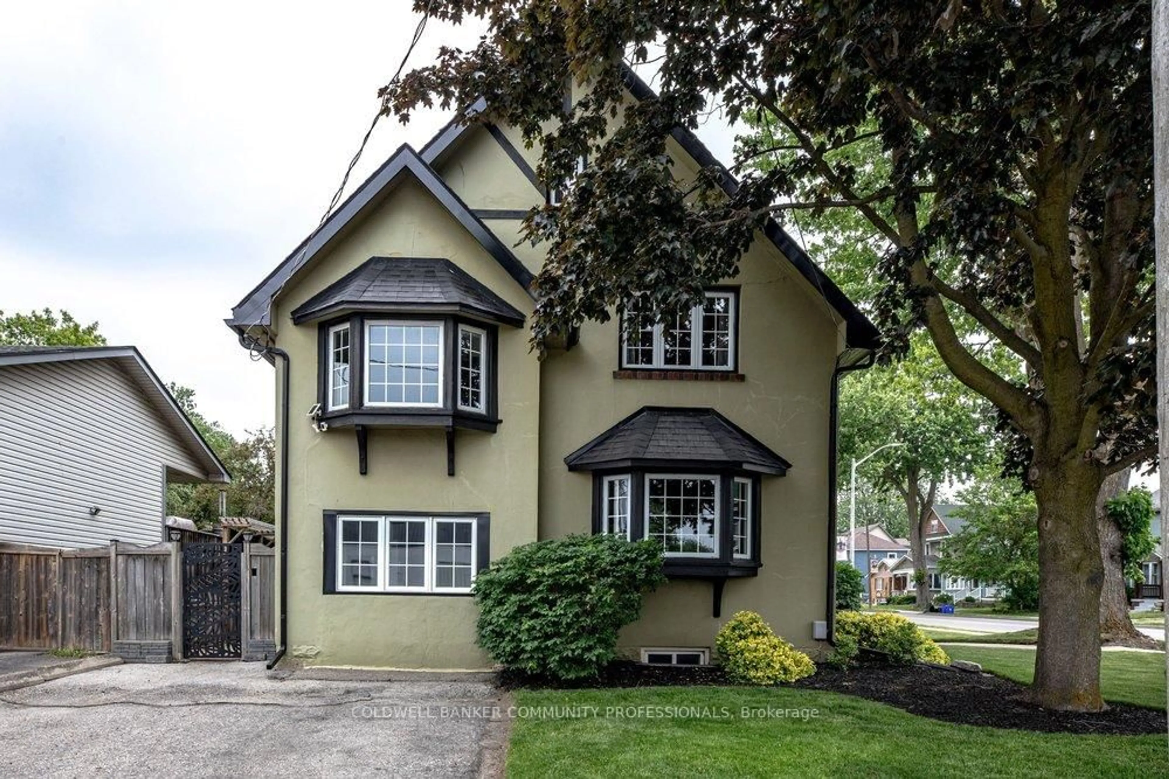 Home with vinyl exterior material, street for 403 Broad St, Haldimand Ontario N1A 1G6