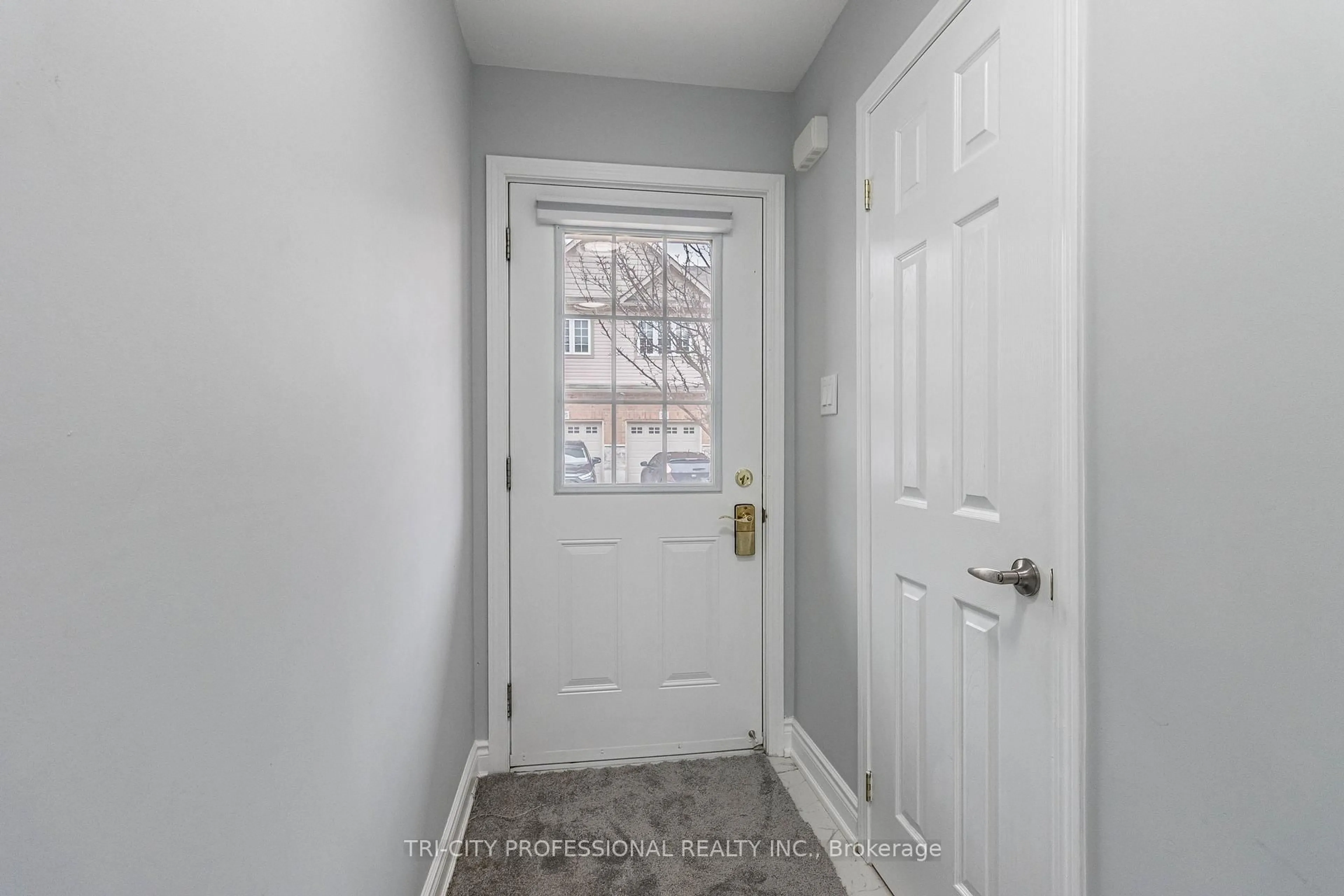 Indoor entryway for 355 Fisher Mills Rd #94, Cambridge Ontario N3C 2V3