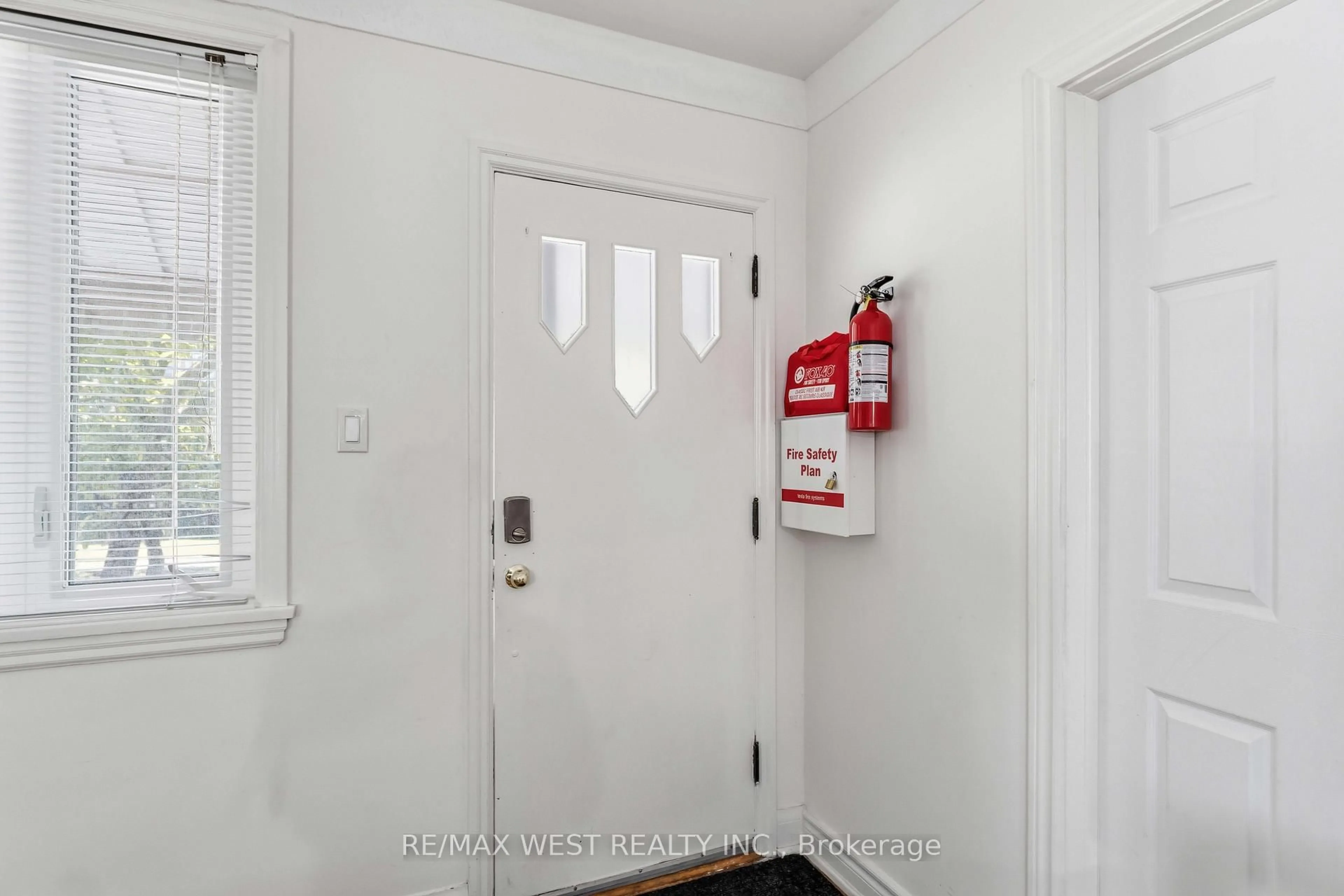 Indoor entryway for 5177 Kitchener St, Niagara Falls Ontario L2G 1B4