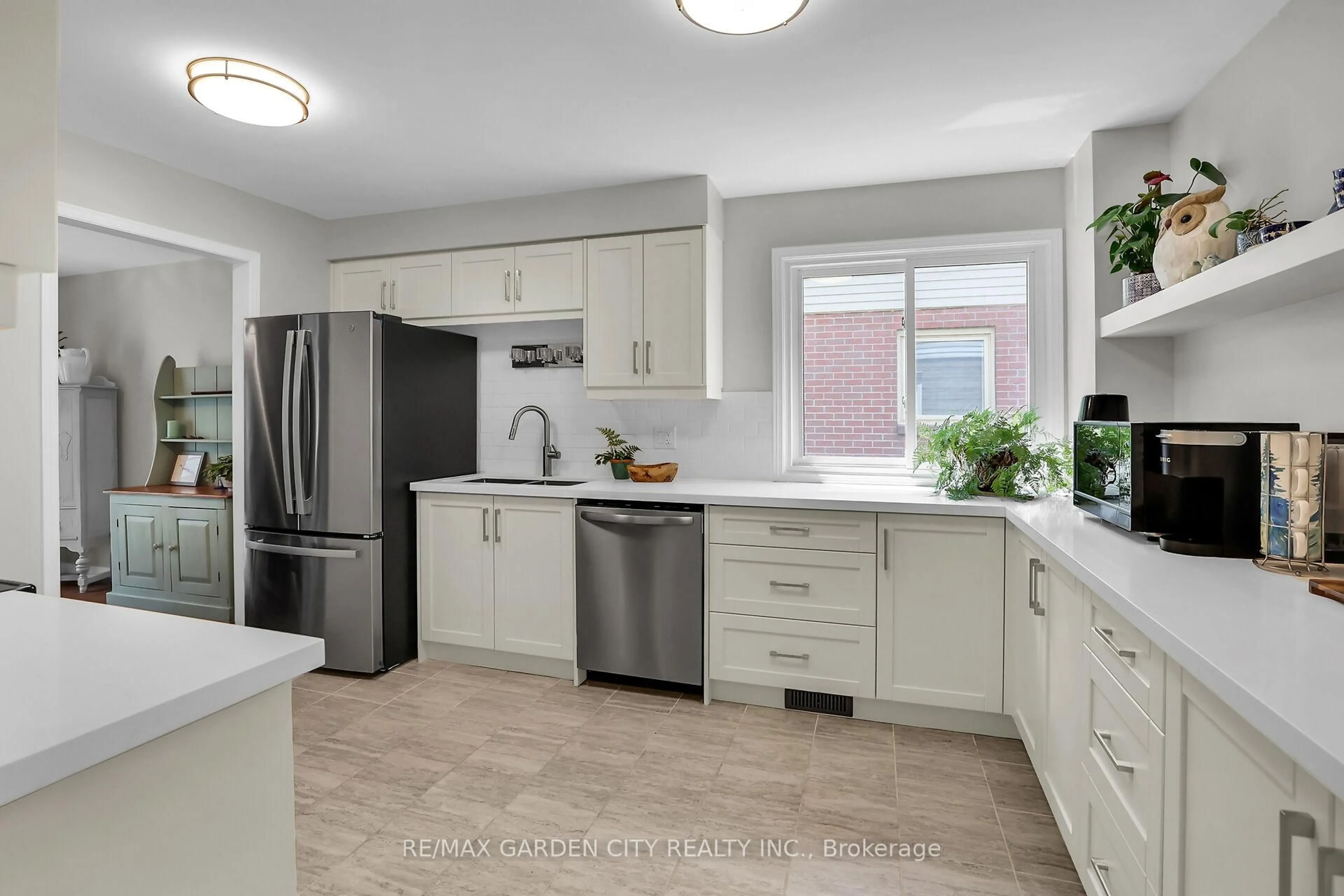 Open concept kitchen, ceramic/tile floor for 4542 Ivy Gardens Cres, Lincoln Ontario L3J 0B3