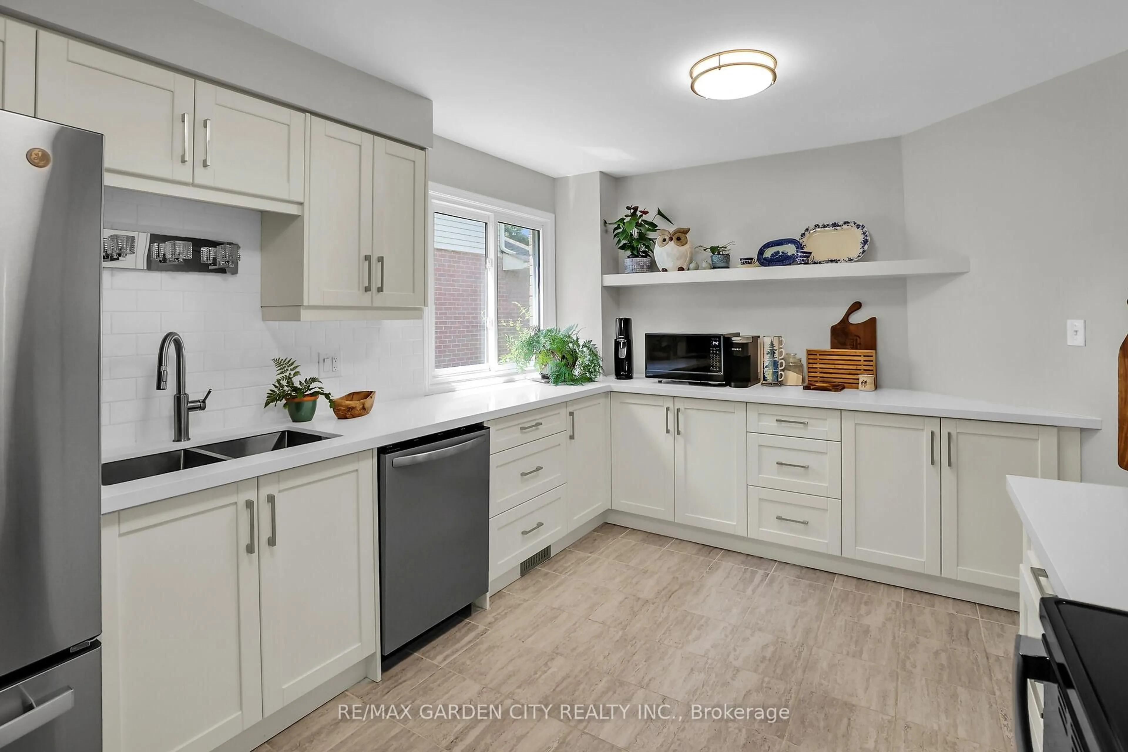 Open concept kitchen, ceramic/tile floor for 4542 Ivy Gardens Cres, Lincoln Ontario L3J 0B3