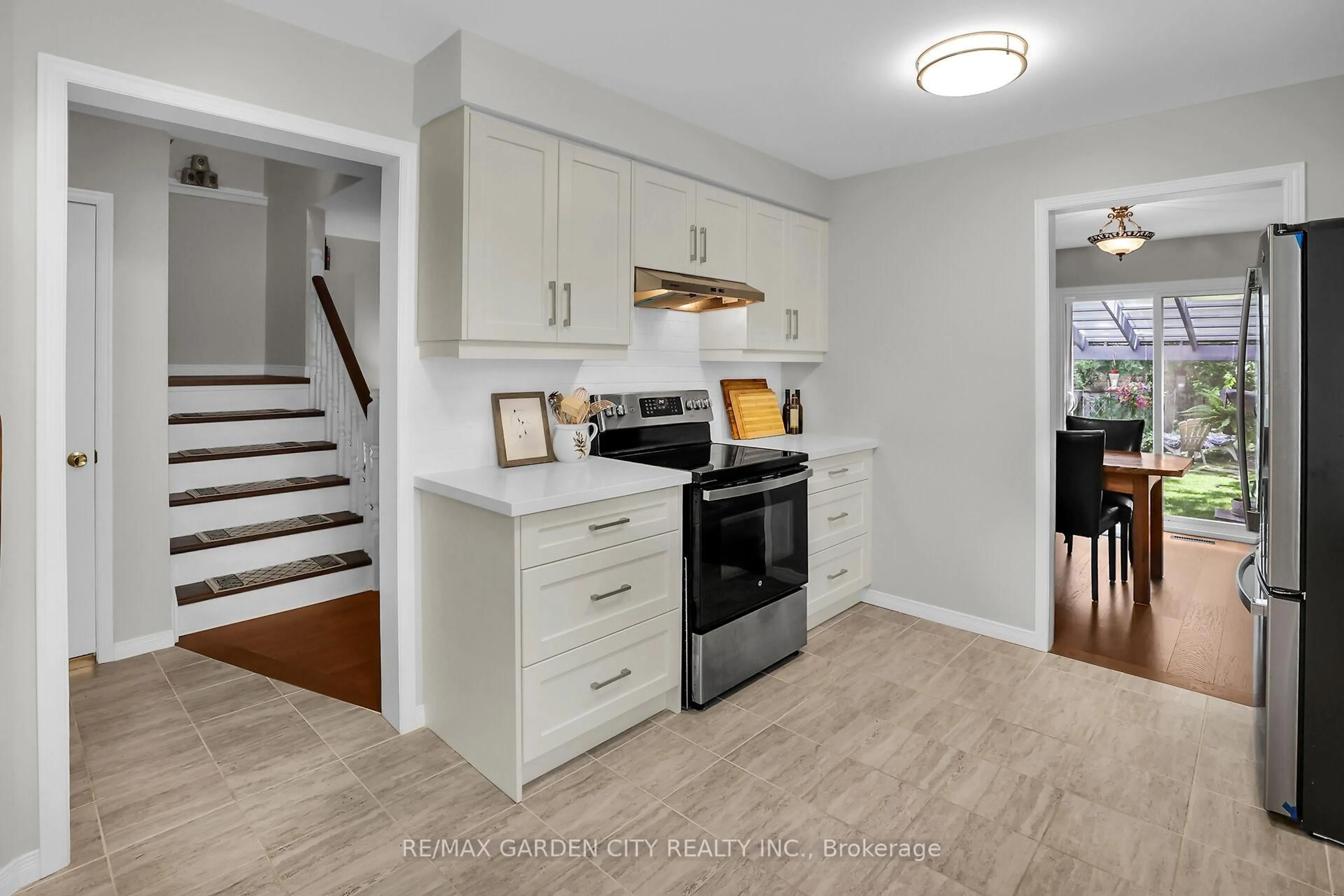 Open concept kitchen, unknown for 4542 Ivy Gardens Cres, Lincoln Ontario L3J 0B3