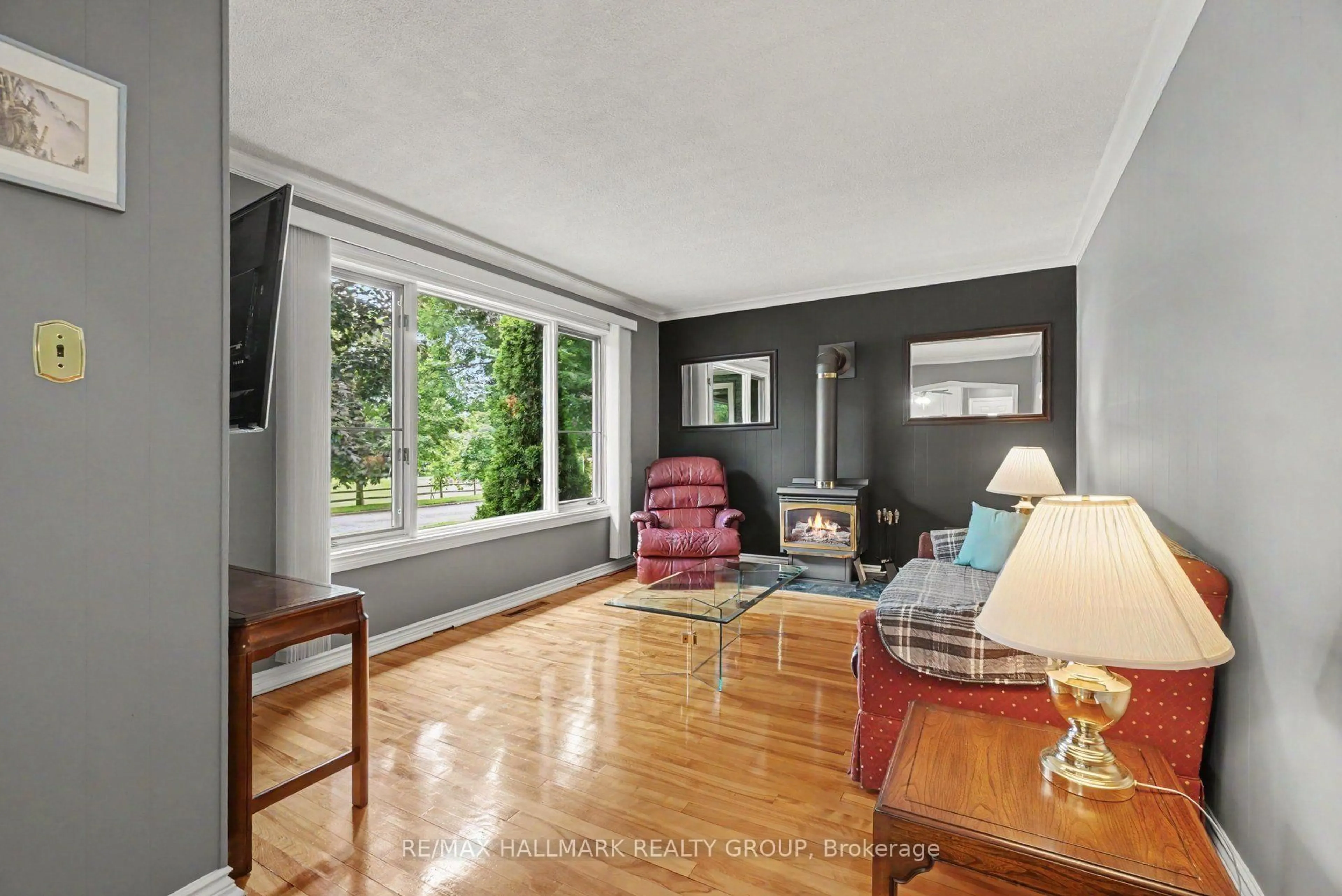 Living room with furniture, unknown for 1839 Hutton Ave, Ottawa Ontario K1G 1M1