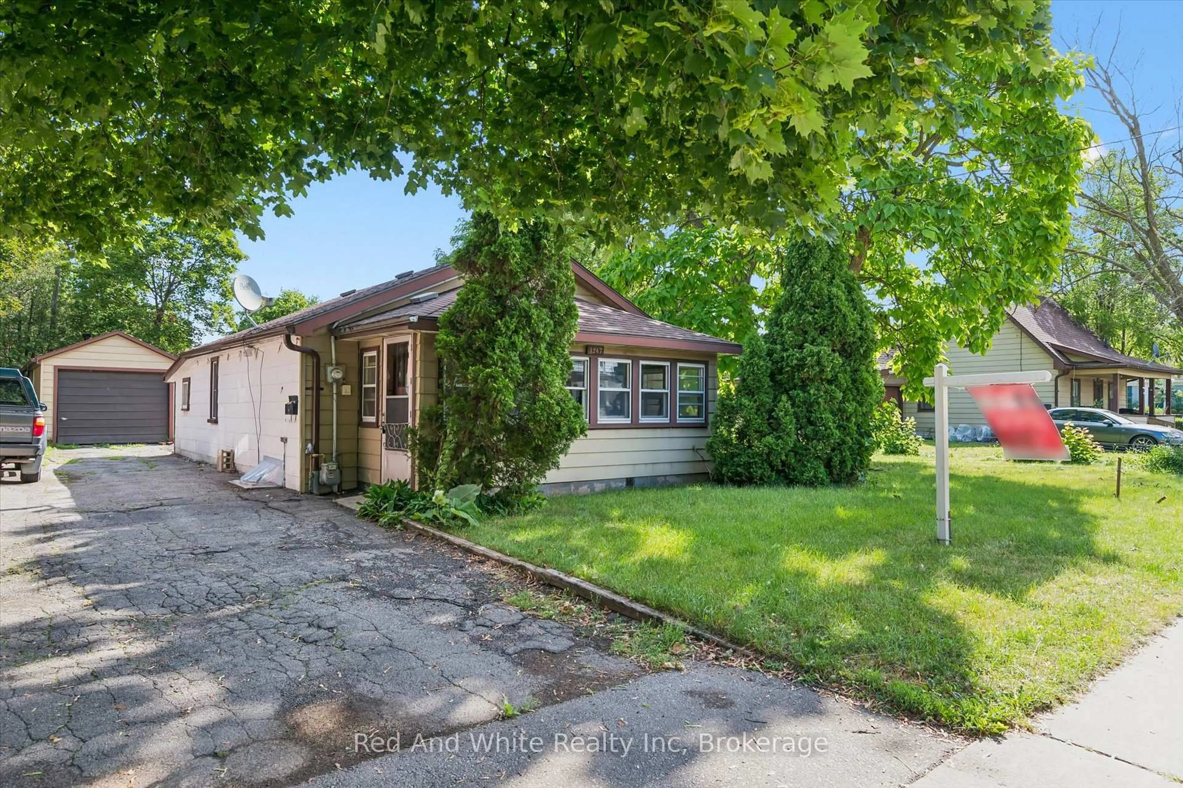 A pic from outside/outdoor area/front of a property/back of a property/a pic from drone, street for 1267 Hamilton St, Cambridge Ontario N3H 3G4