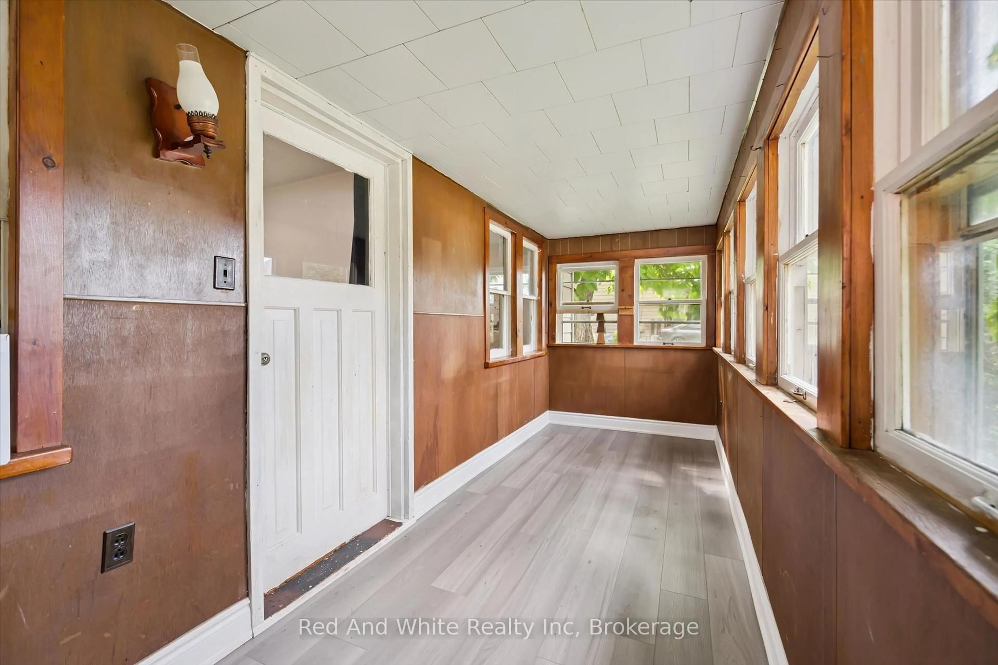 Indoor entryway for 1267 Hamilton St, Cambridge Ontario N3H 3G4