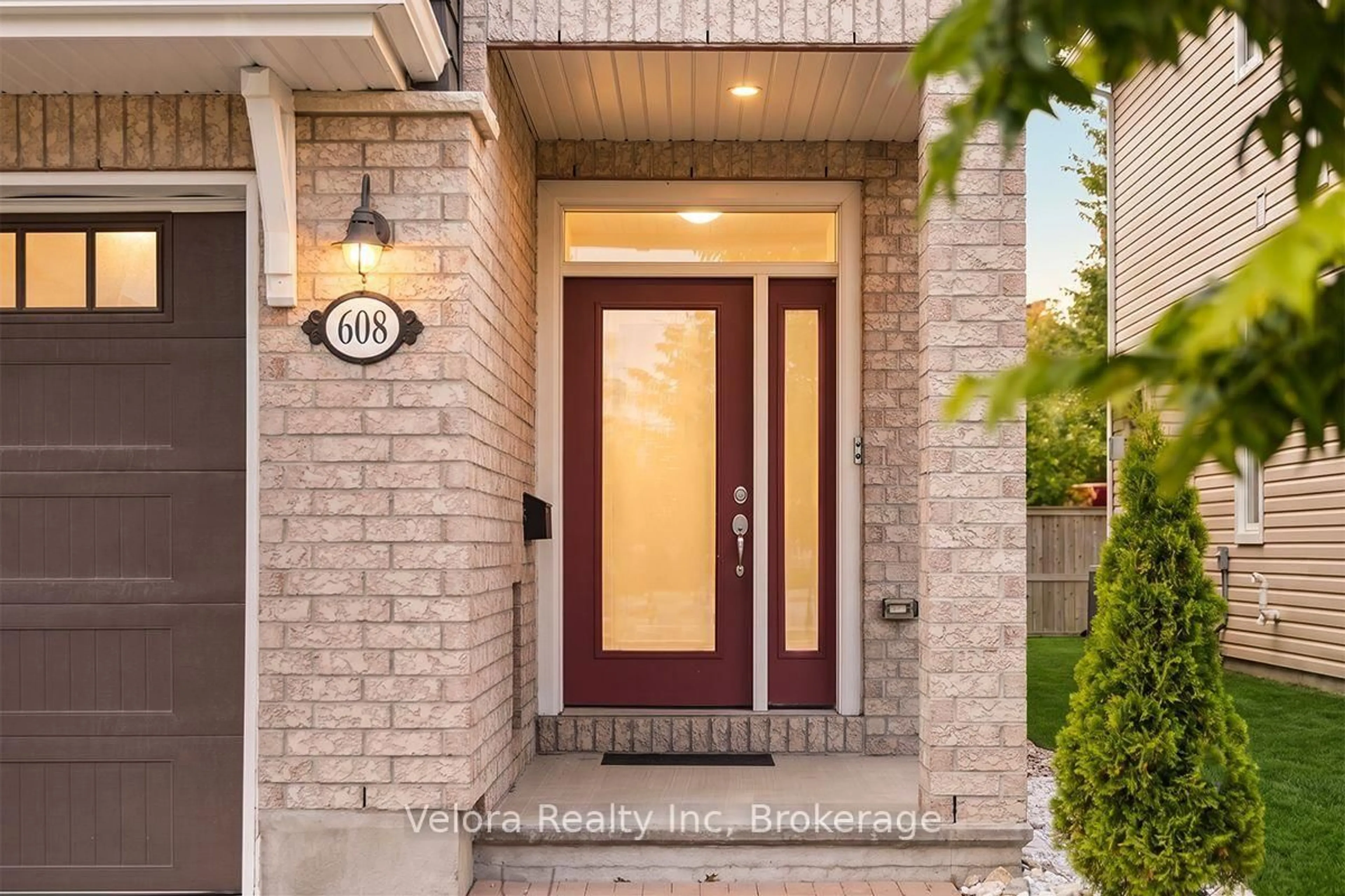 Indoor entryway for 608 Vivera Pl, Ottawa Ontario K2S 2M9