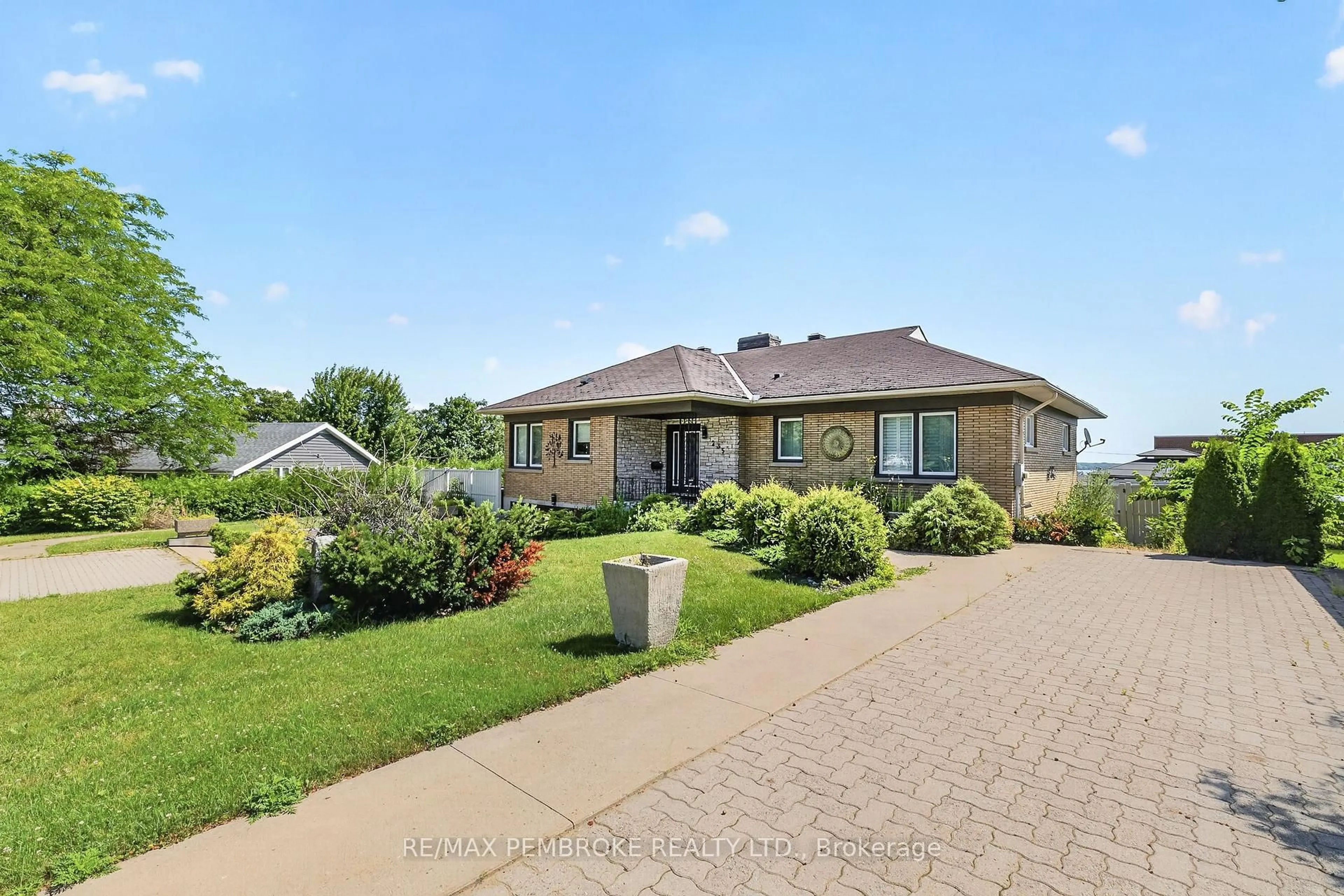 A pic from outside/outdoor area/front of a property/back of a property/a pic from drone, unknown for 235 Broadview Dr, Pembroke Ontario K8A 2A1