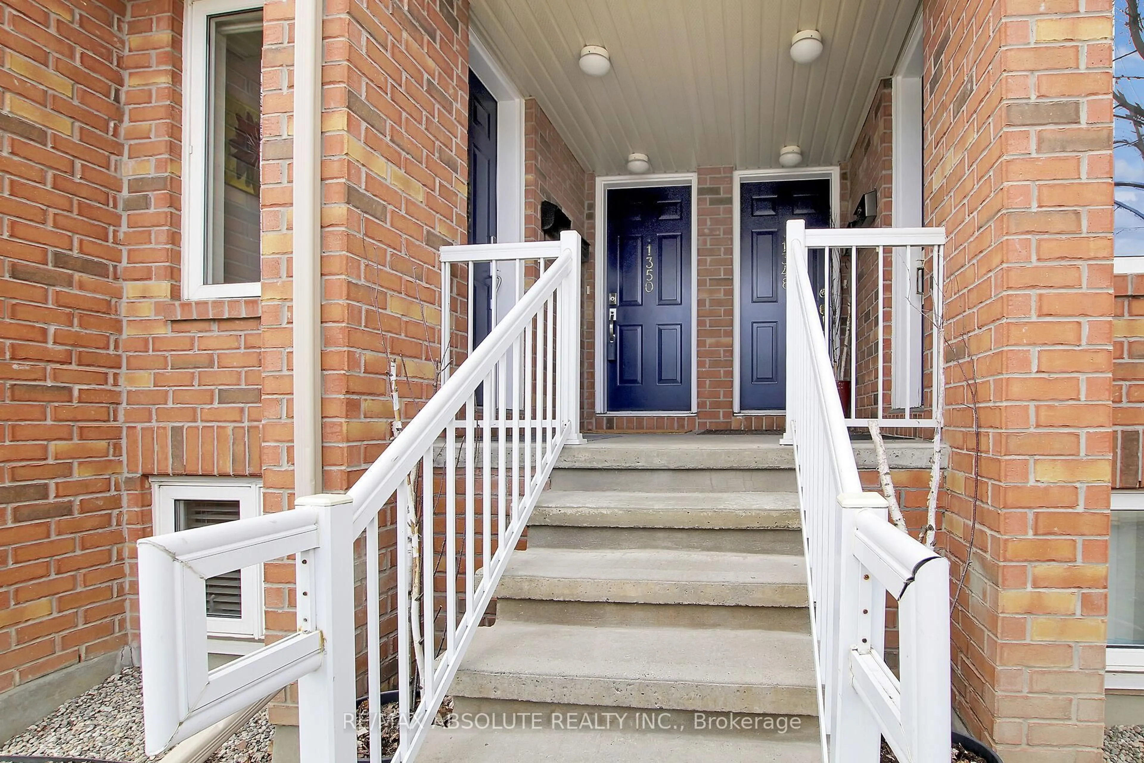 Indoor entryway for 1350 Guthrie St, Ottawa Ontario K2H 1G8