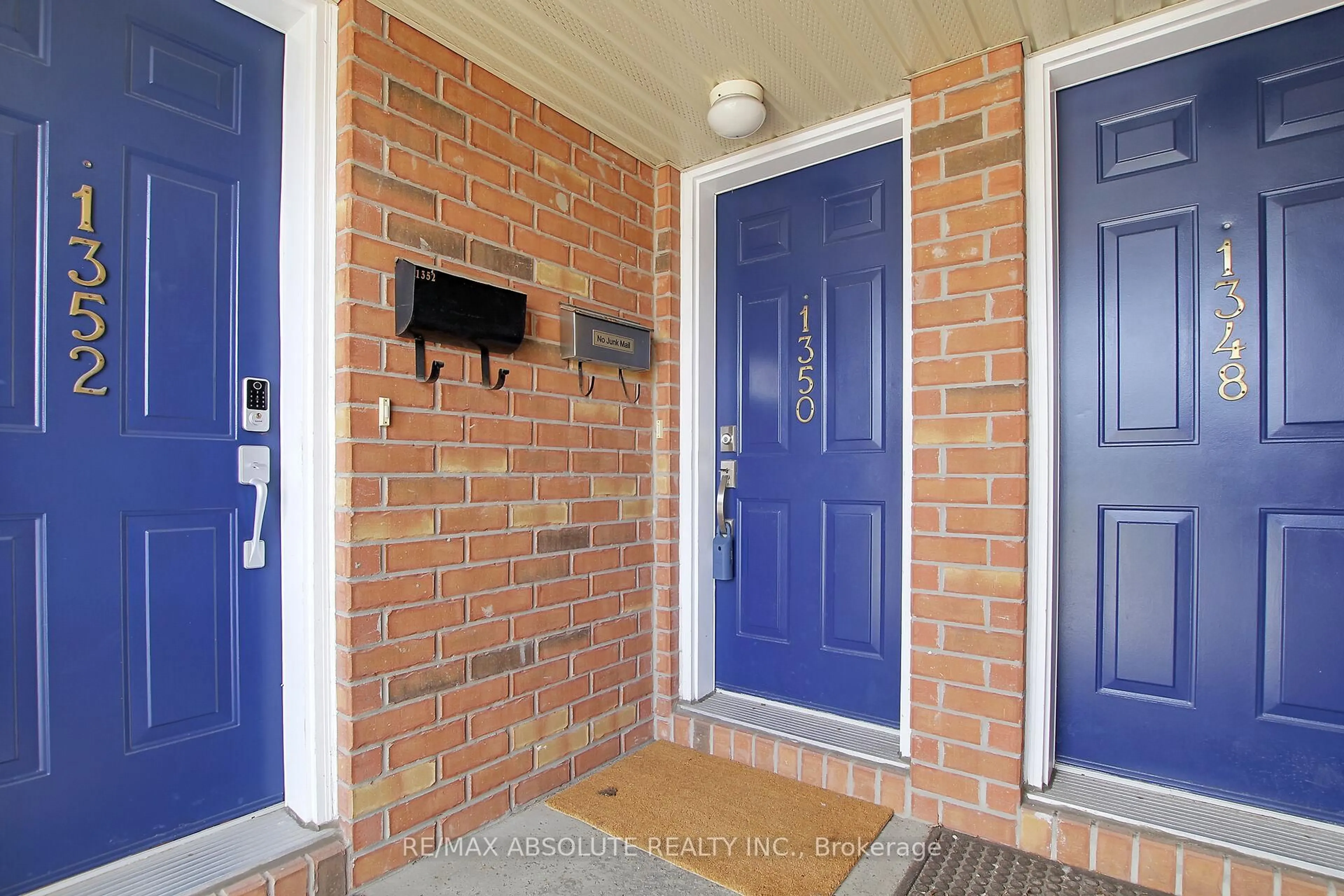 Indoor entryway for 1350 Guthrie St, Ottawa Ontario K2H 1G8