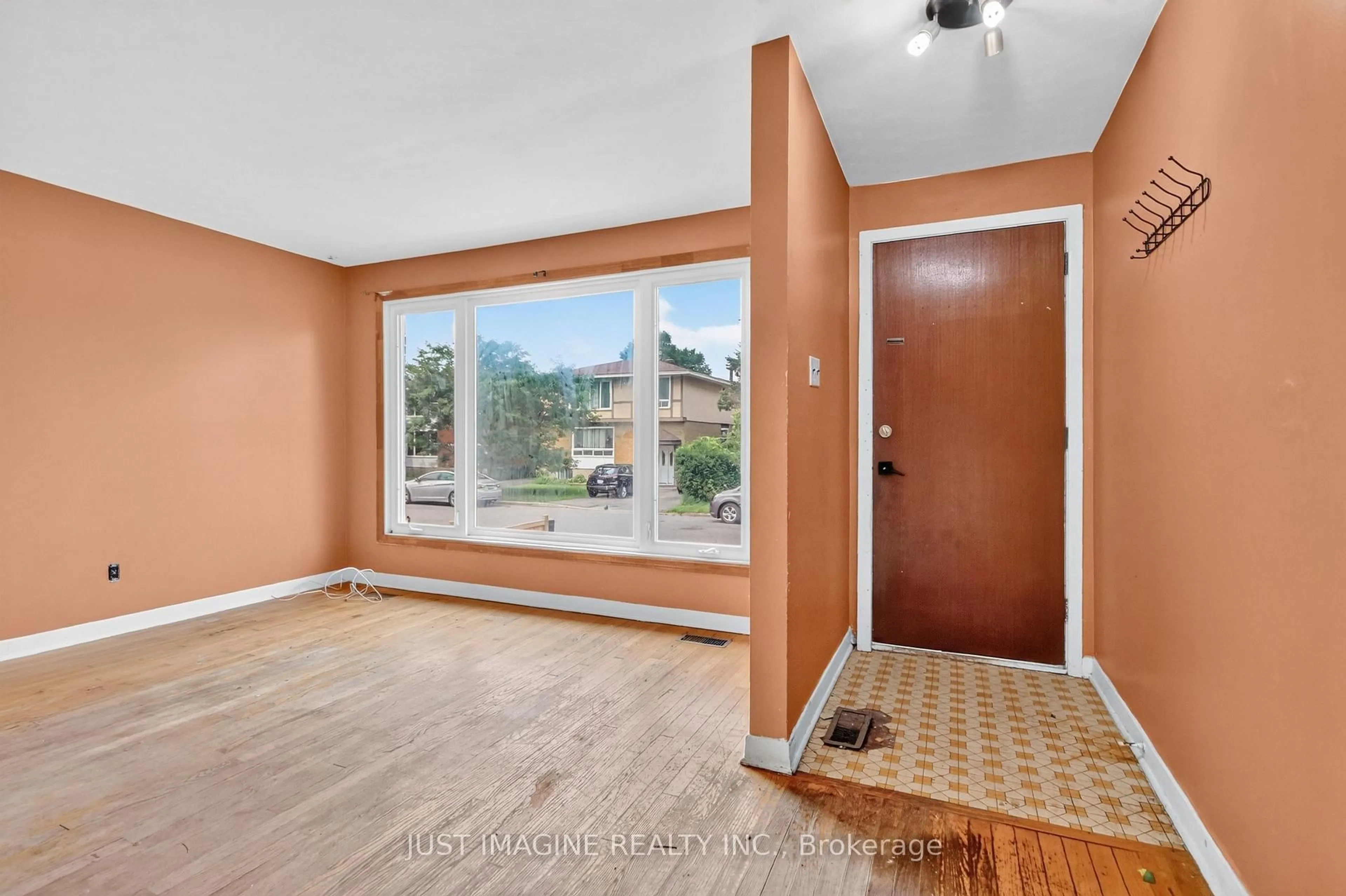 Indoor entryway for 2654 Conn St, Ottawa Ontario K2B 7C5