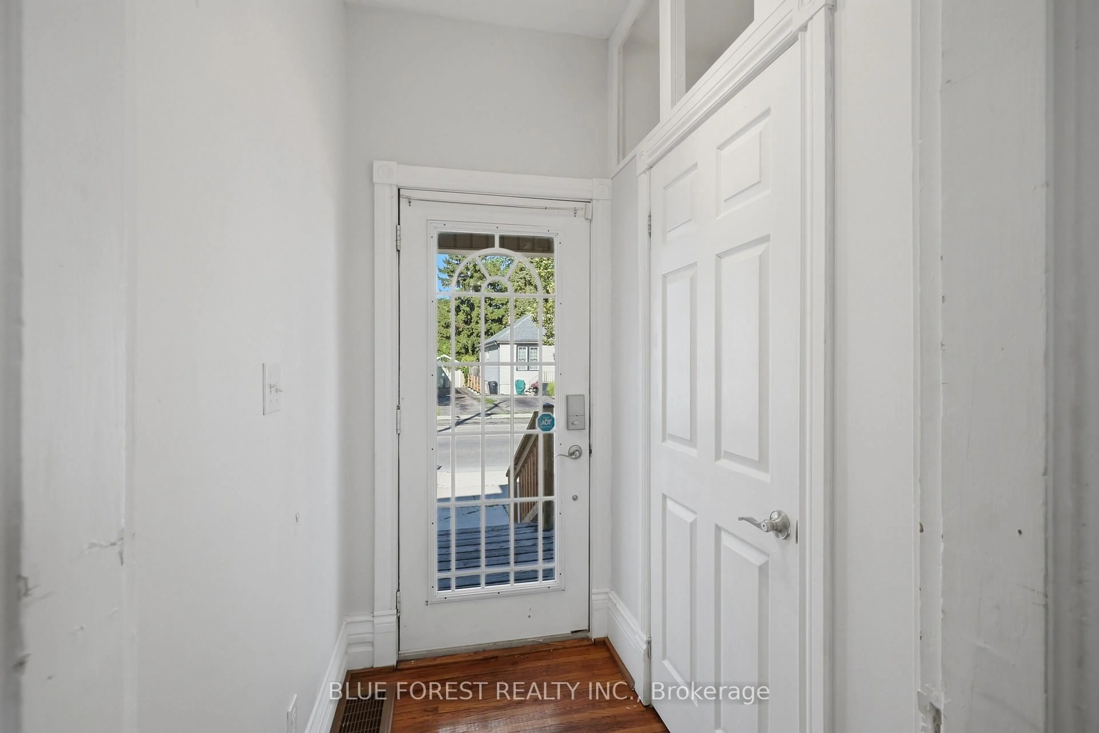 Indoor entryway for 764 Curry St, London East Ontario N5Y 1N6