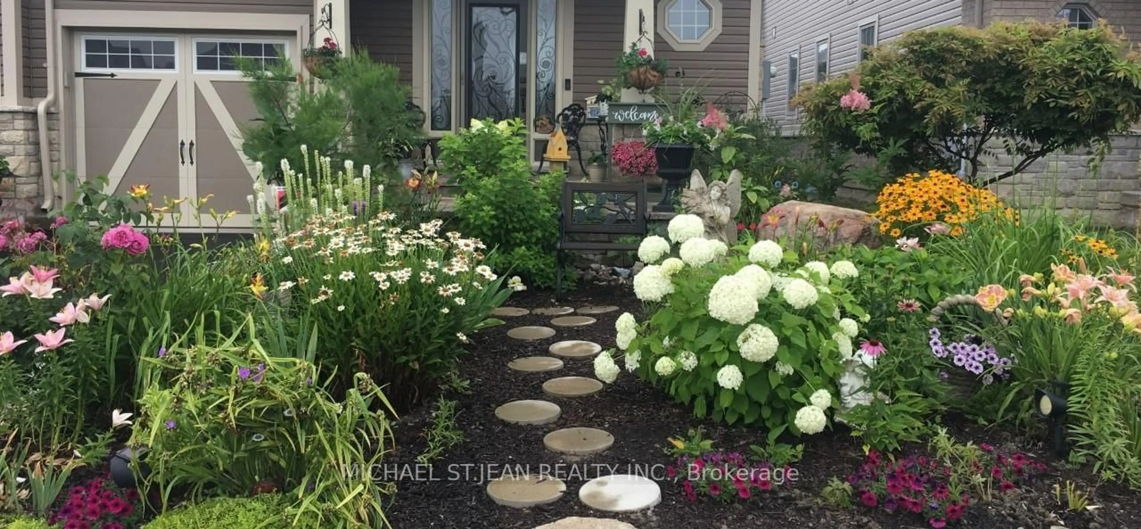 Indoor entryway for 104 Anastasia Blvd, West Lincoln Ontario L0R 2A0