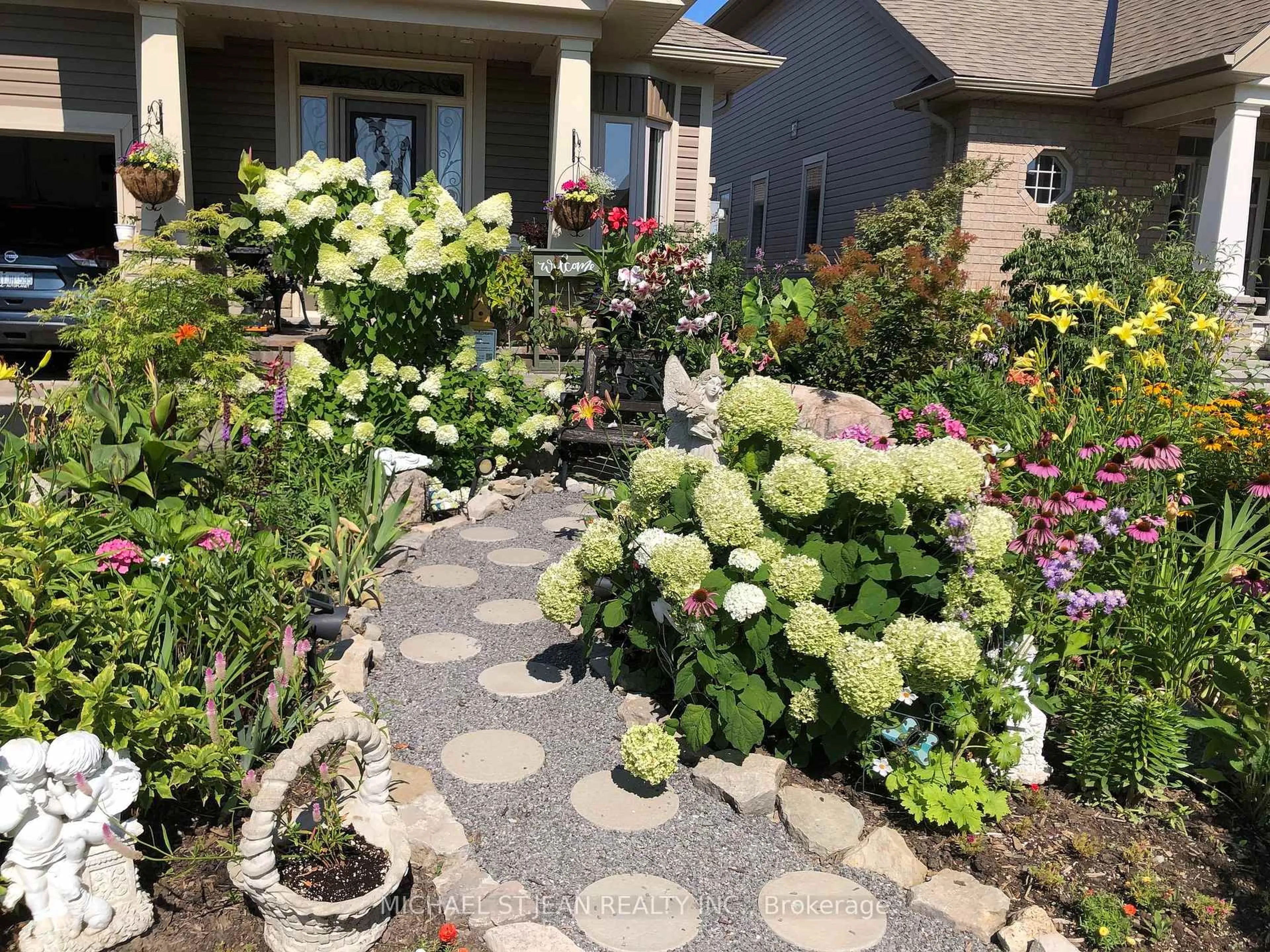 Indoor entryway for 104 Anastasia Blvd, West Lincoln Ontario L0R 2A0