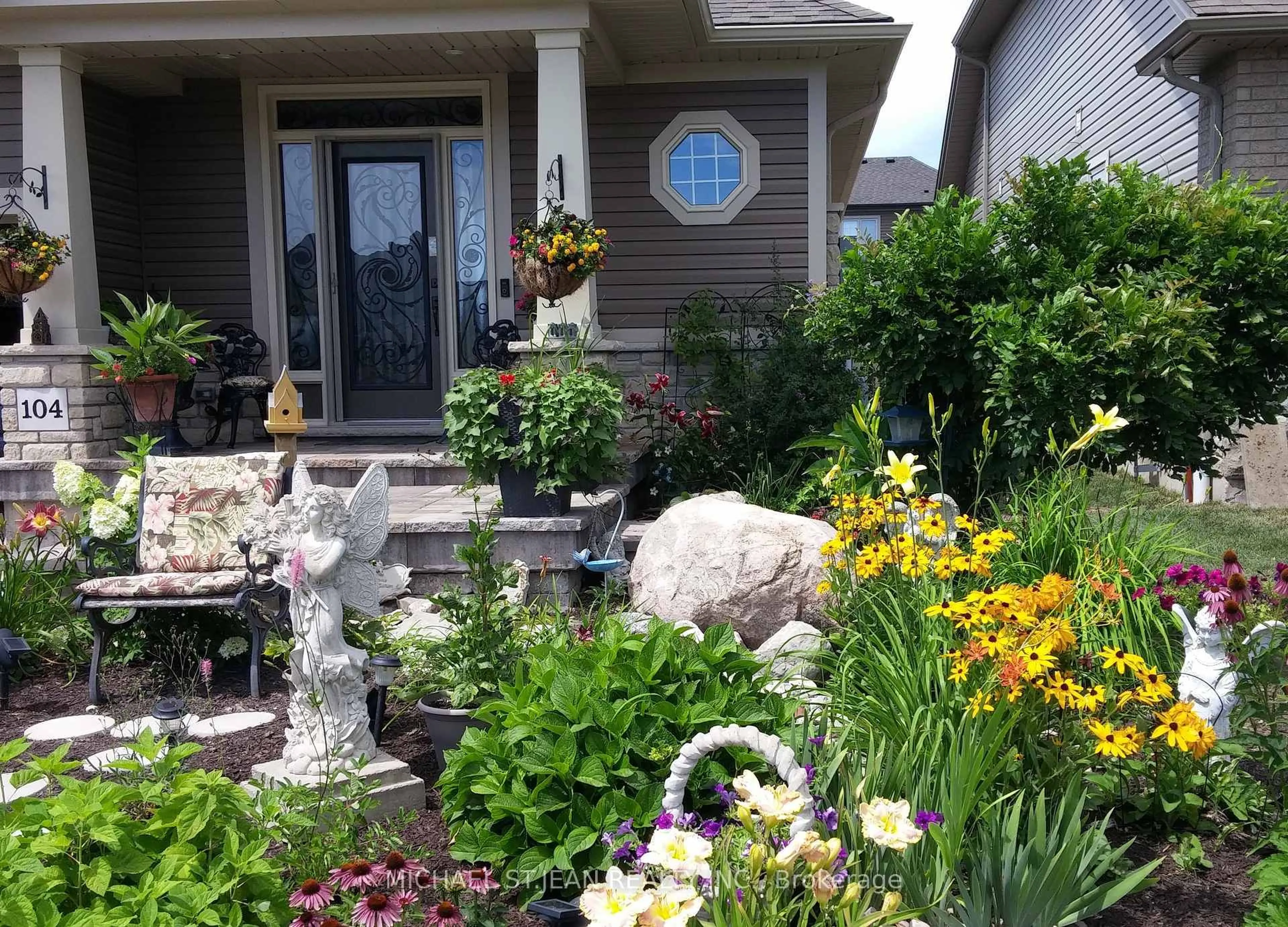 Indoor entryway for 104 Anastasia Blvd, West Lincoln Ontario L0R 2A0